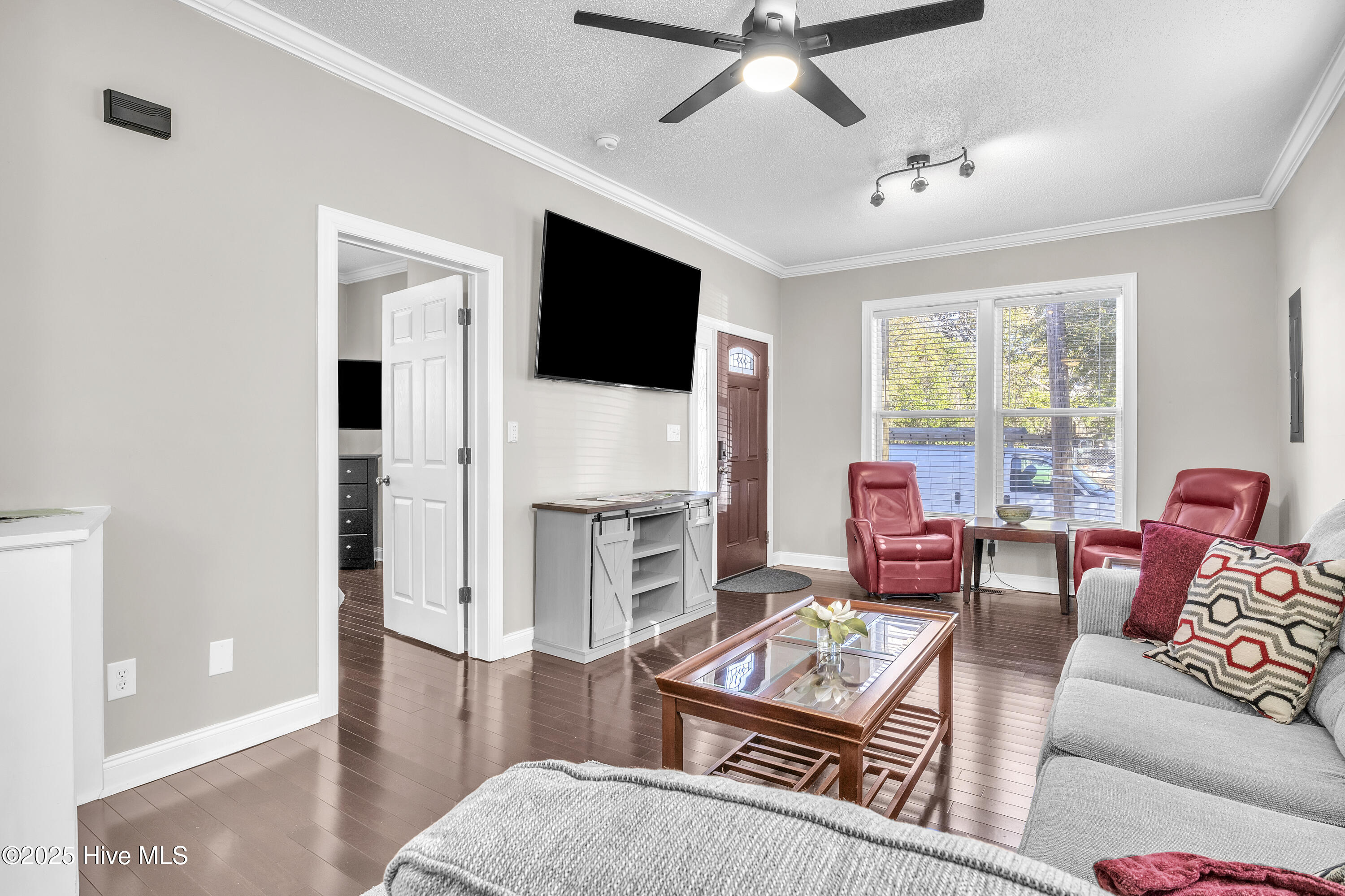 100548856 | Photo 11