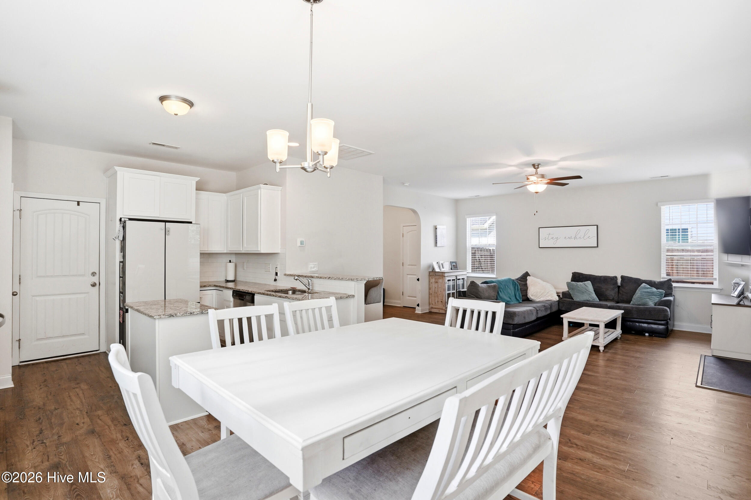 100570398 | Photo 12