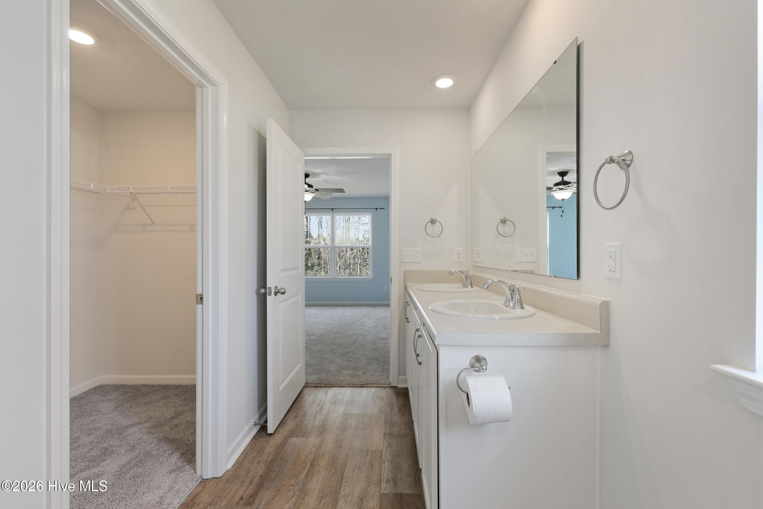 100563089 | Photo 19