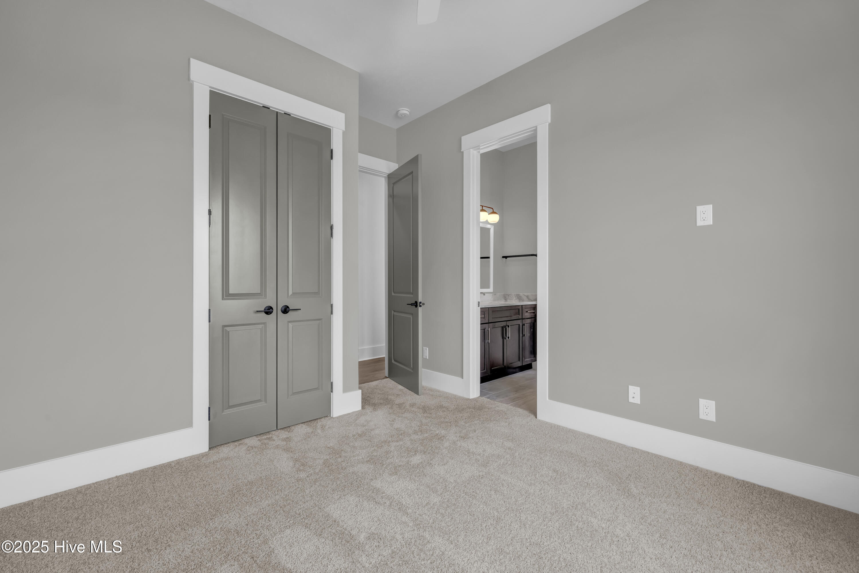 100568013 | Photo 47