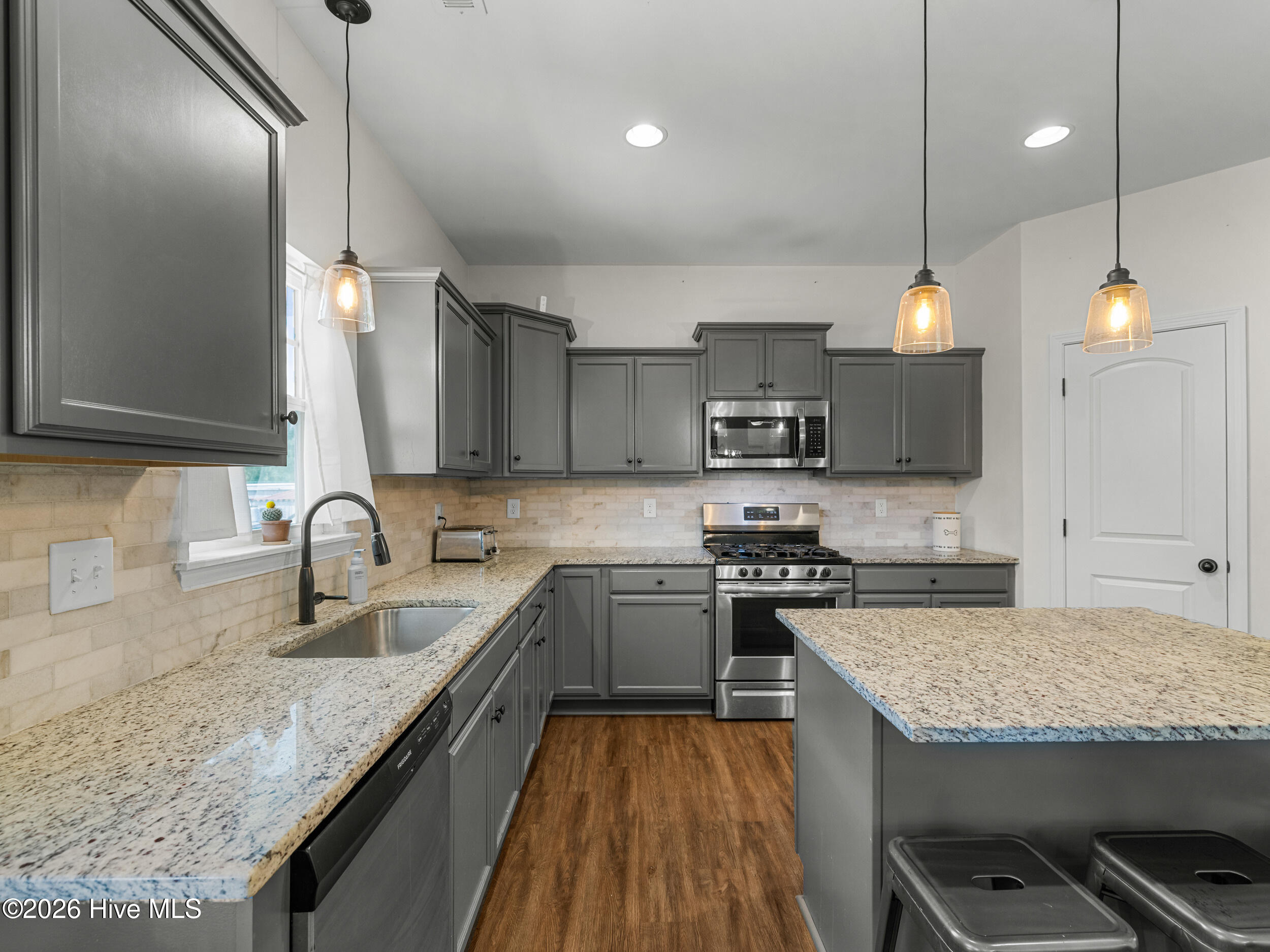 100570237 | Photo 37