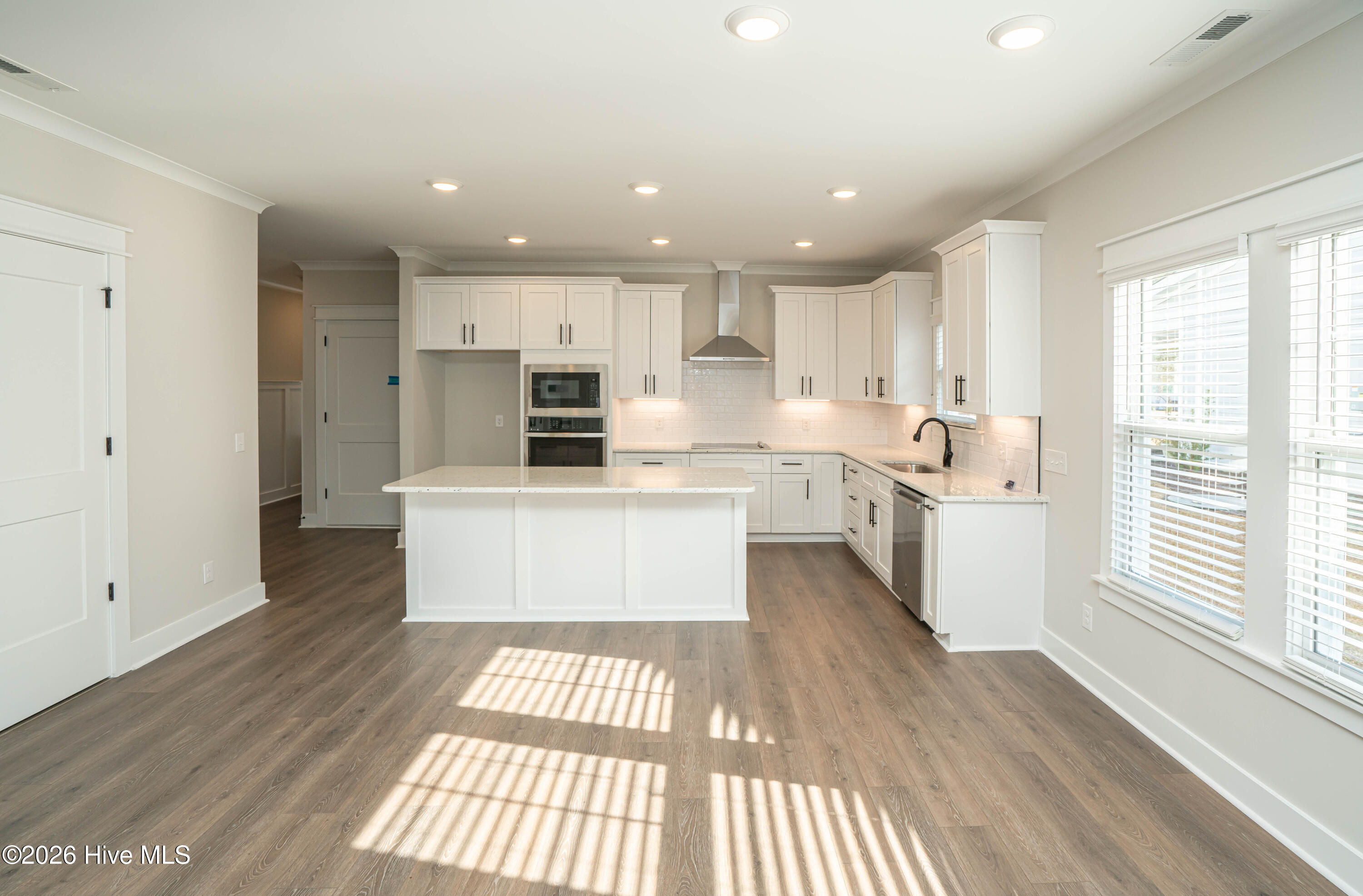 100548241 | Photo 24