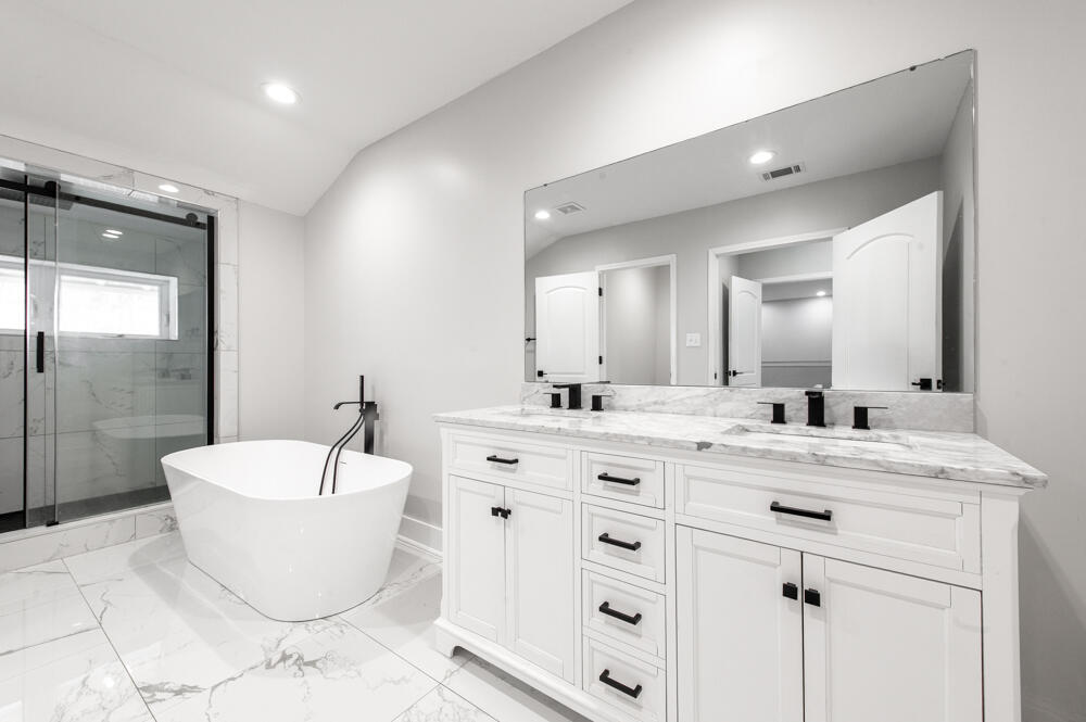 Spacious Ensuite with Marble Flooring!