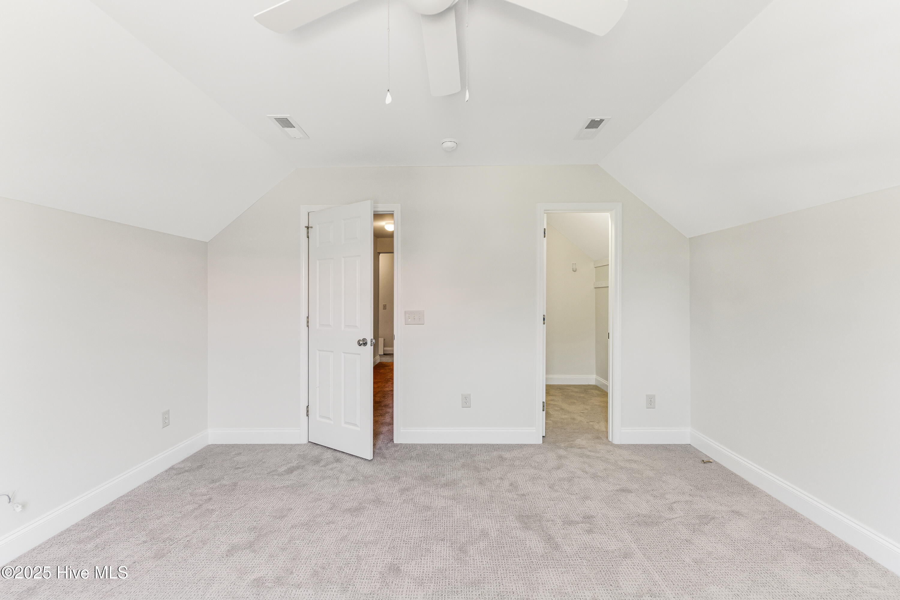 100563033 | Photo 30