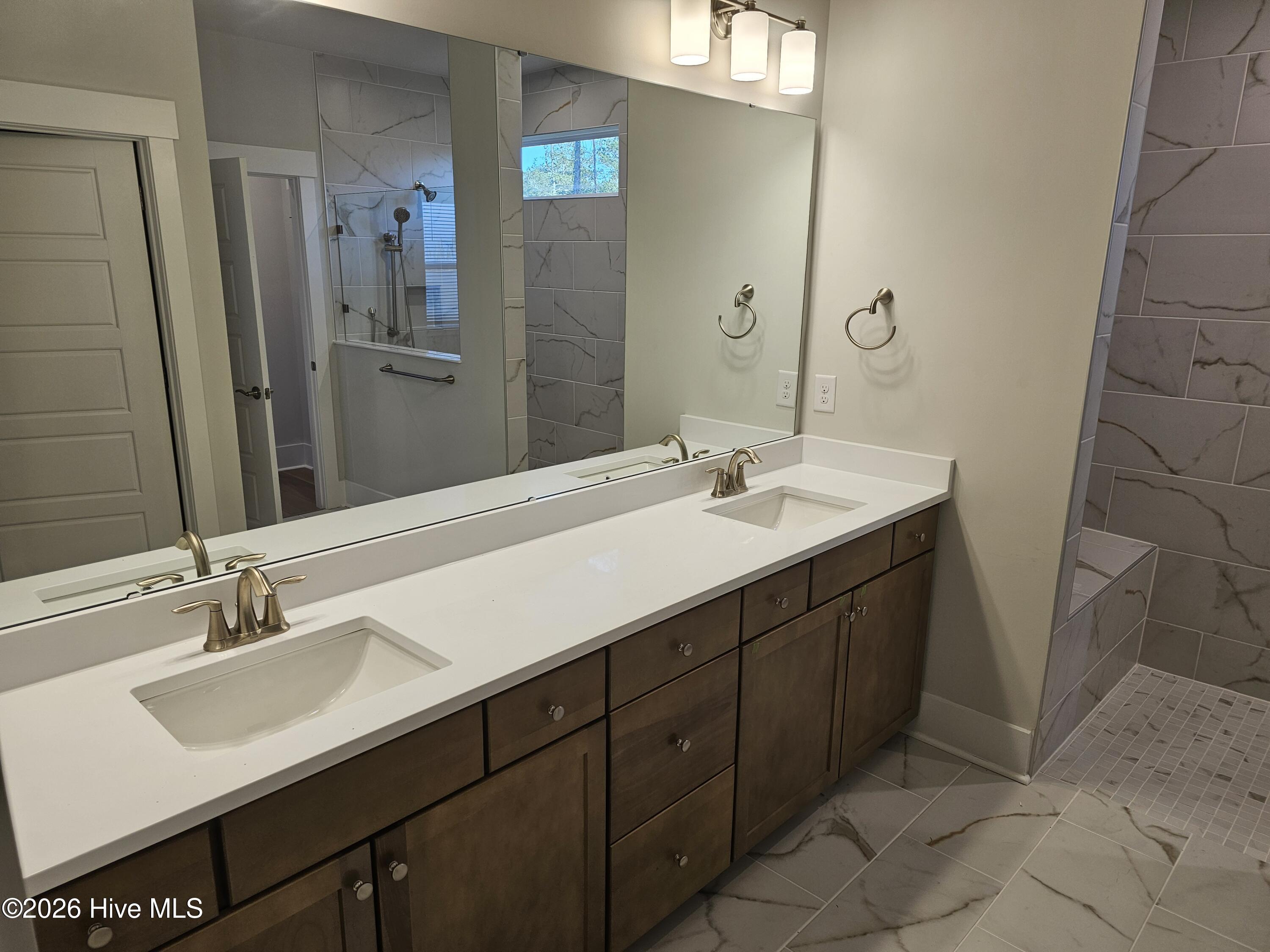 100544380 | Photo 12