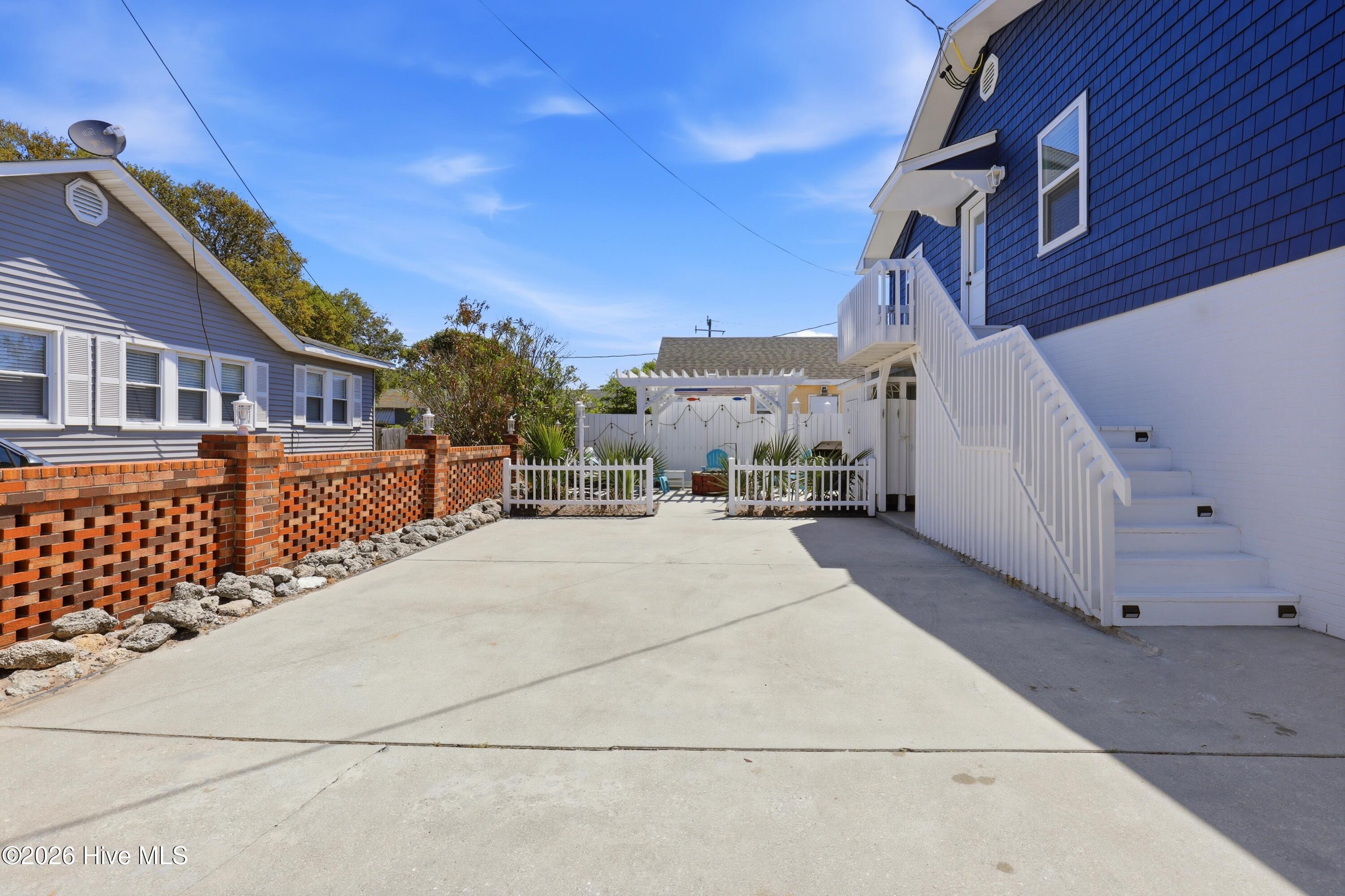 100569925 | Photo 42