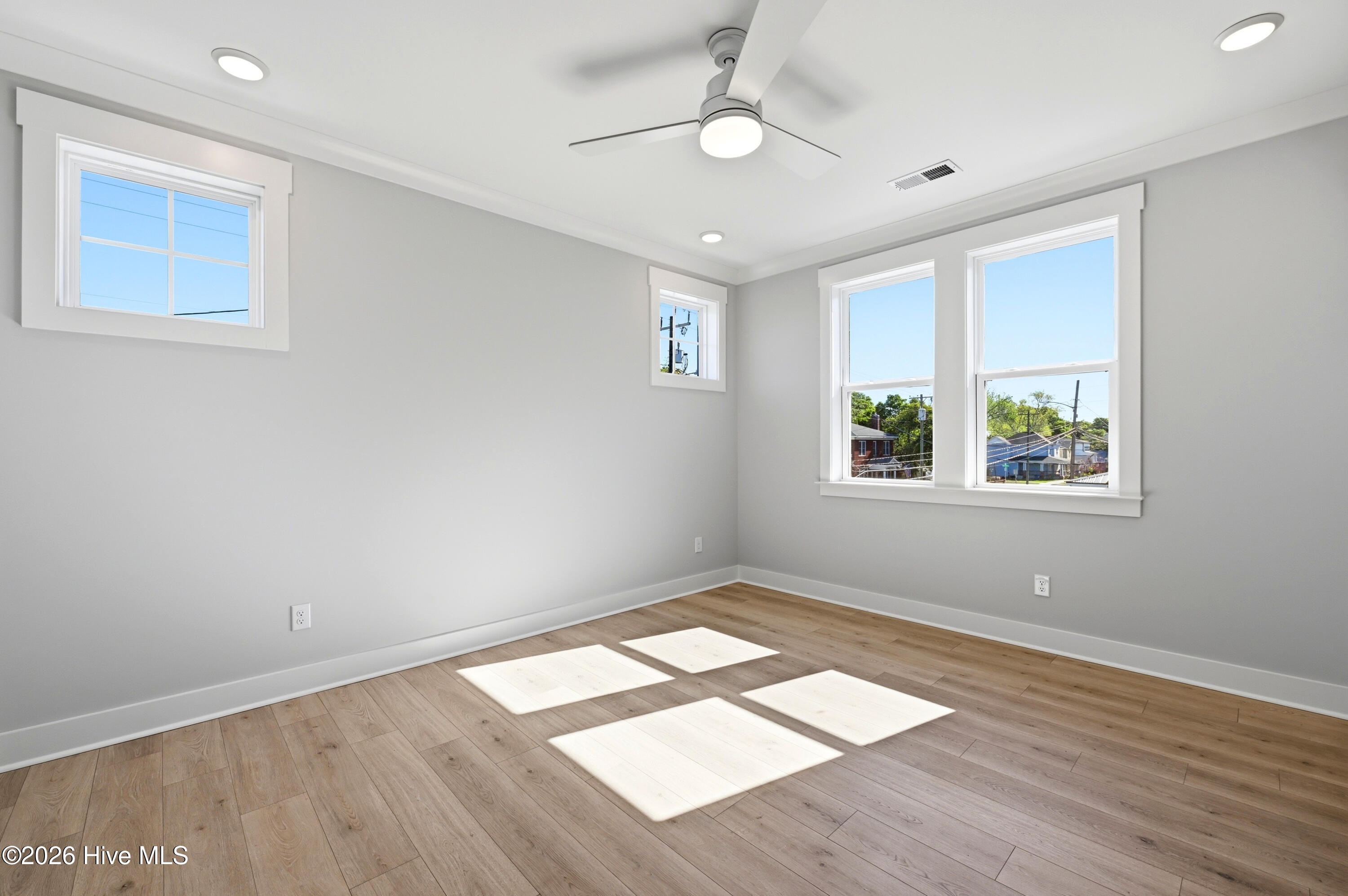 100566798 | Photo 21