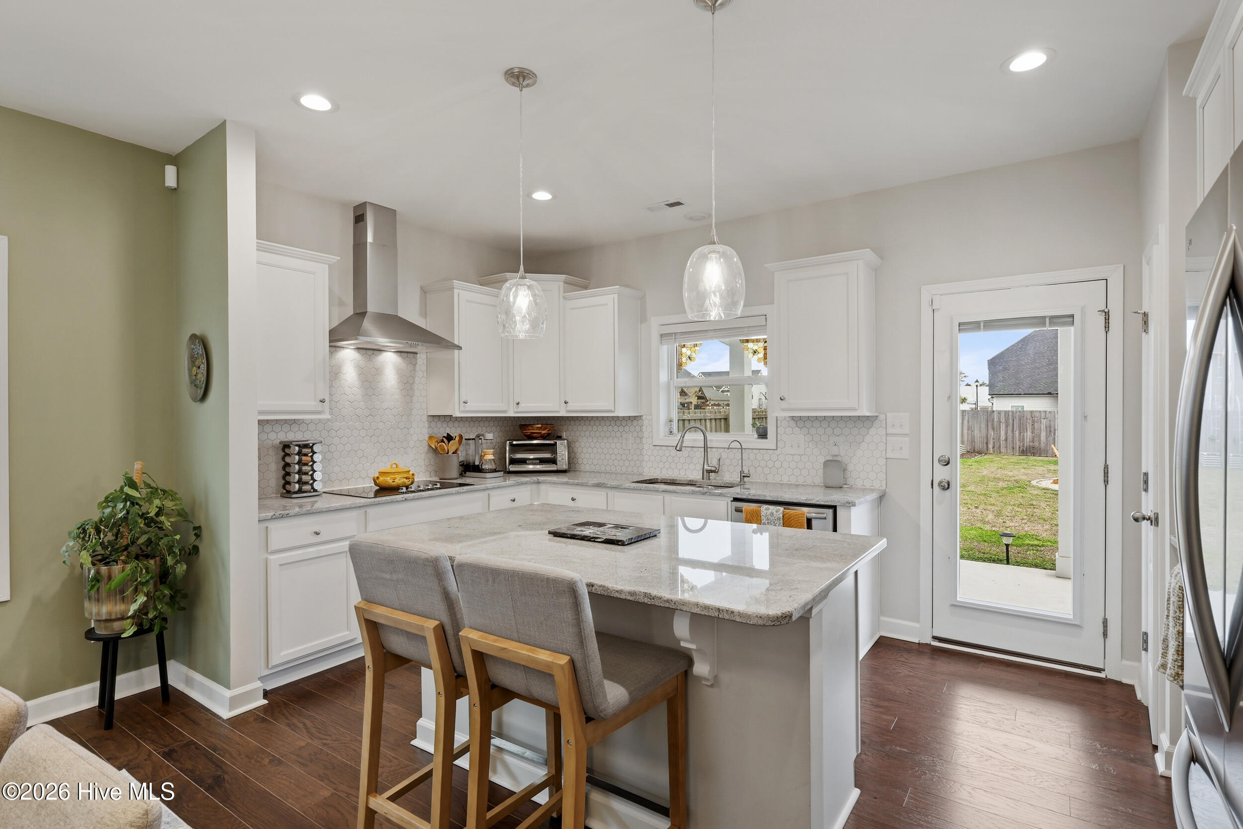 100565855 | Photo 15