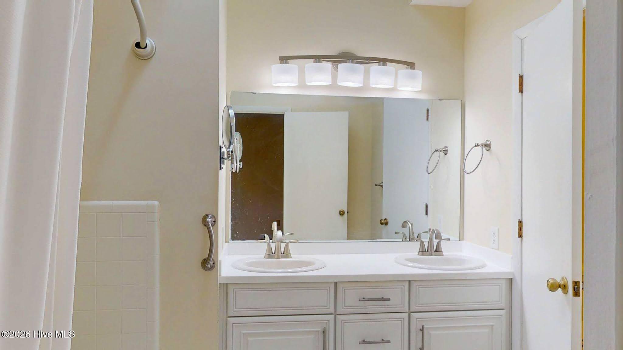 100561610 | Photo 24