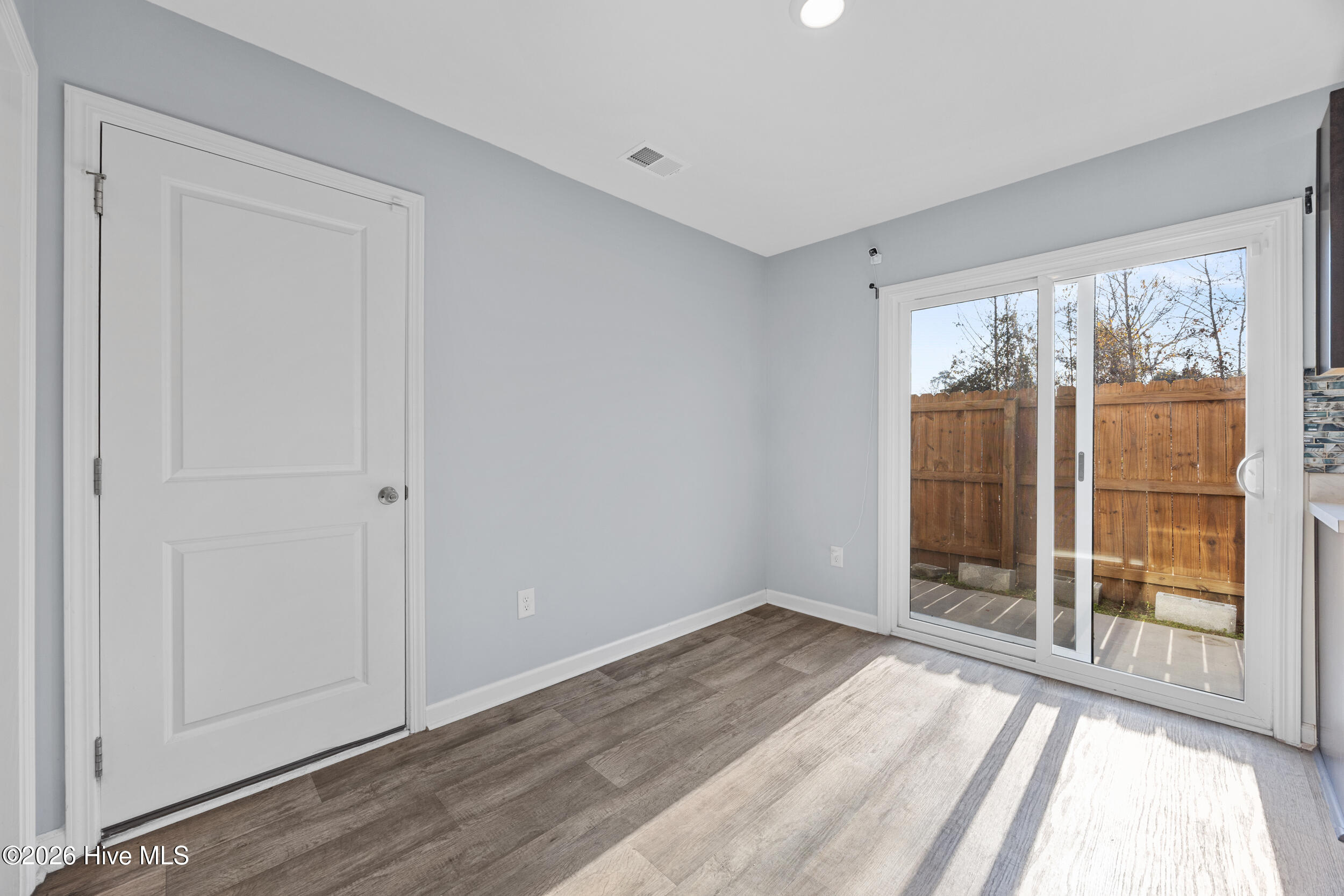 100553351 | Photo 12