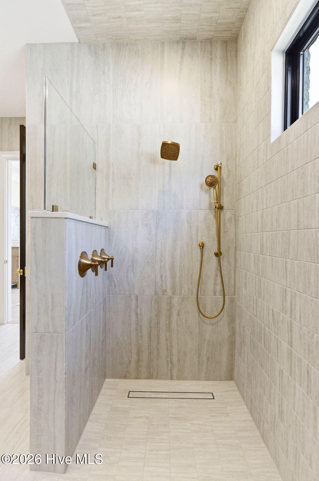 100570119 | Photo 41