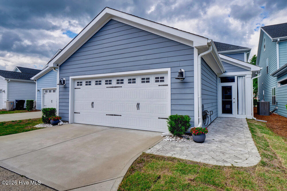 100558129 | Photo 51