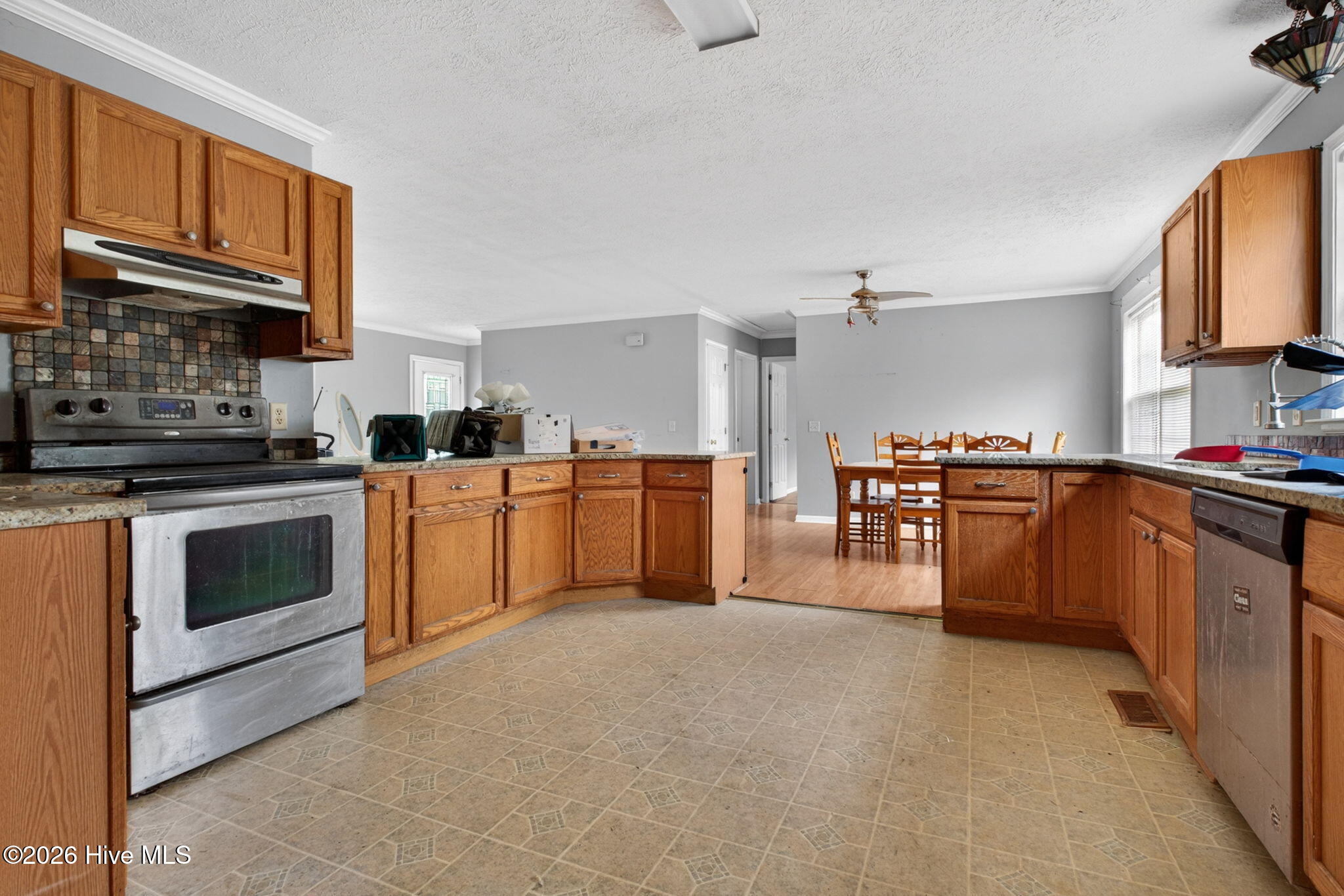 100570650 | Photo 17