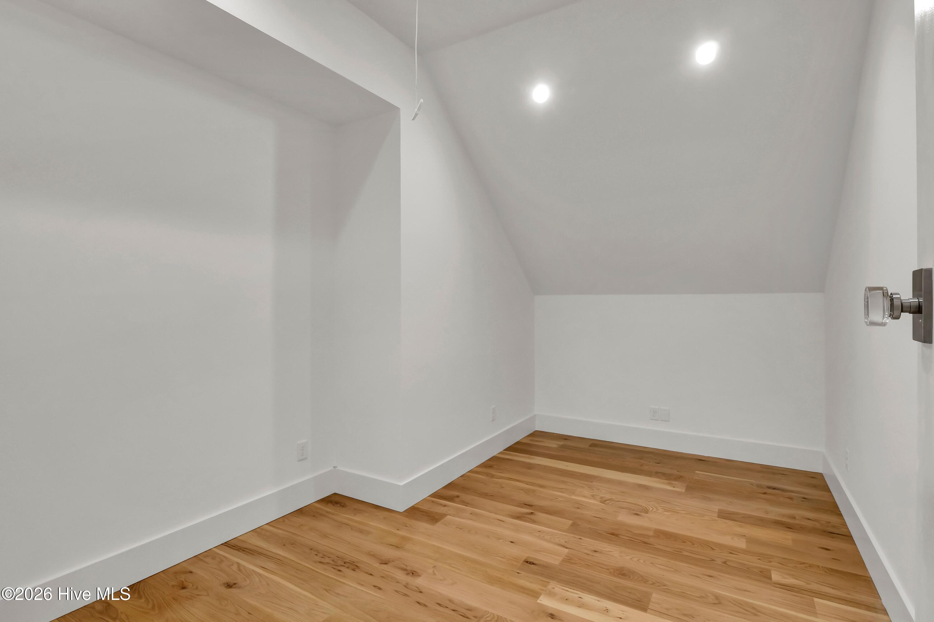 100553648 | Photo 39