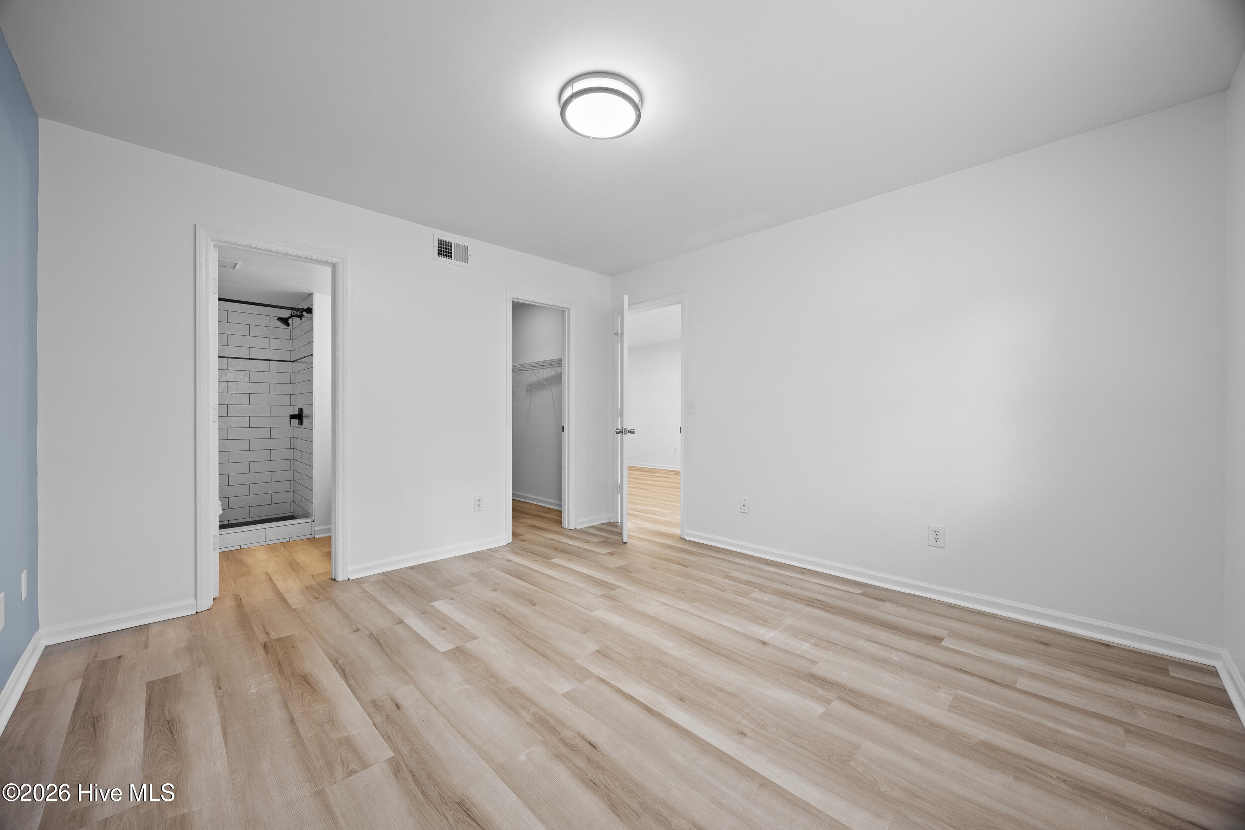 100557067 | Photo 11