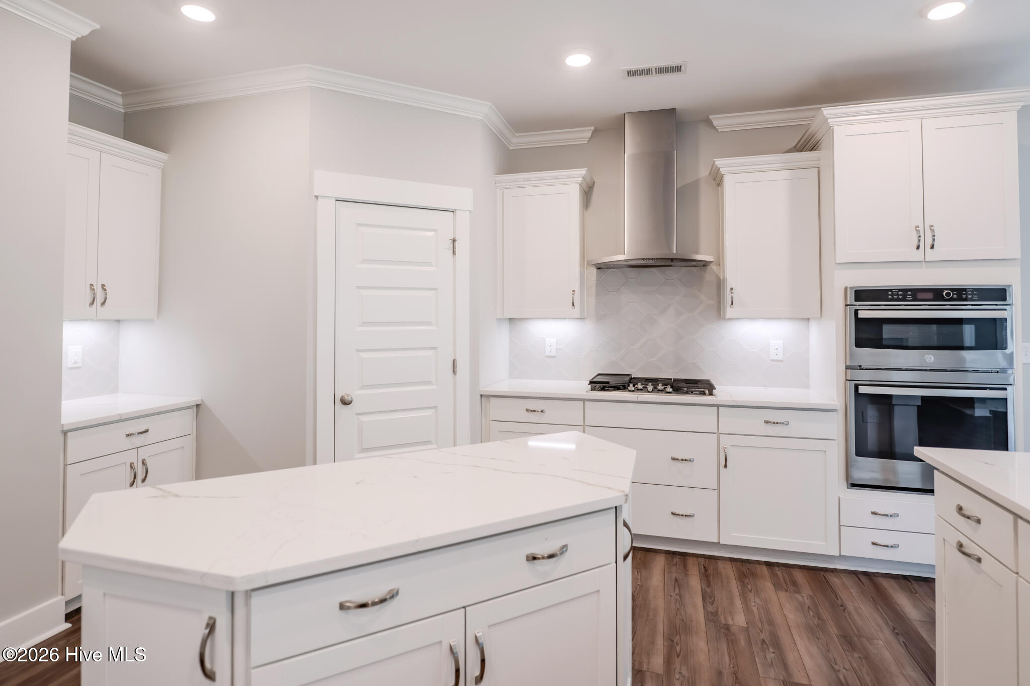 100567790 | Photo 24