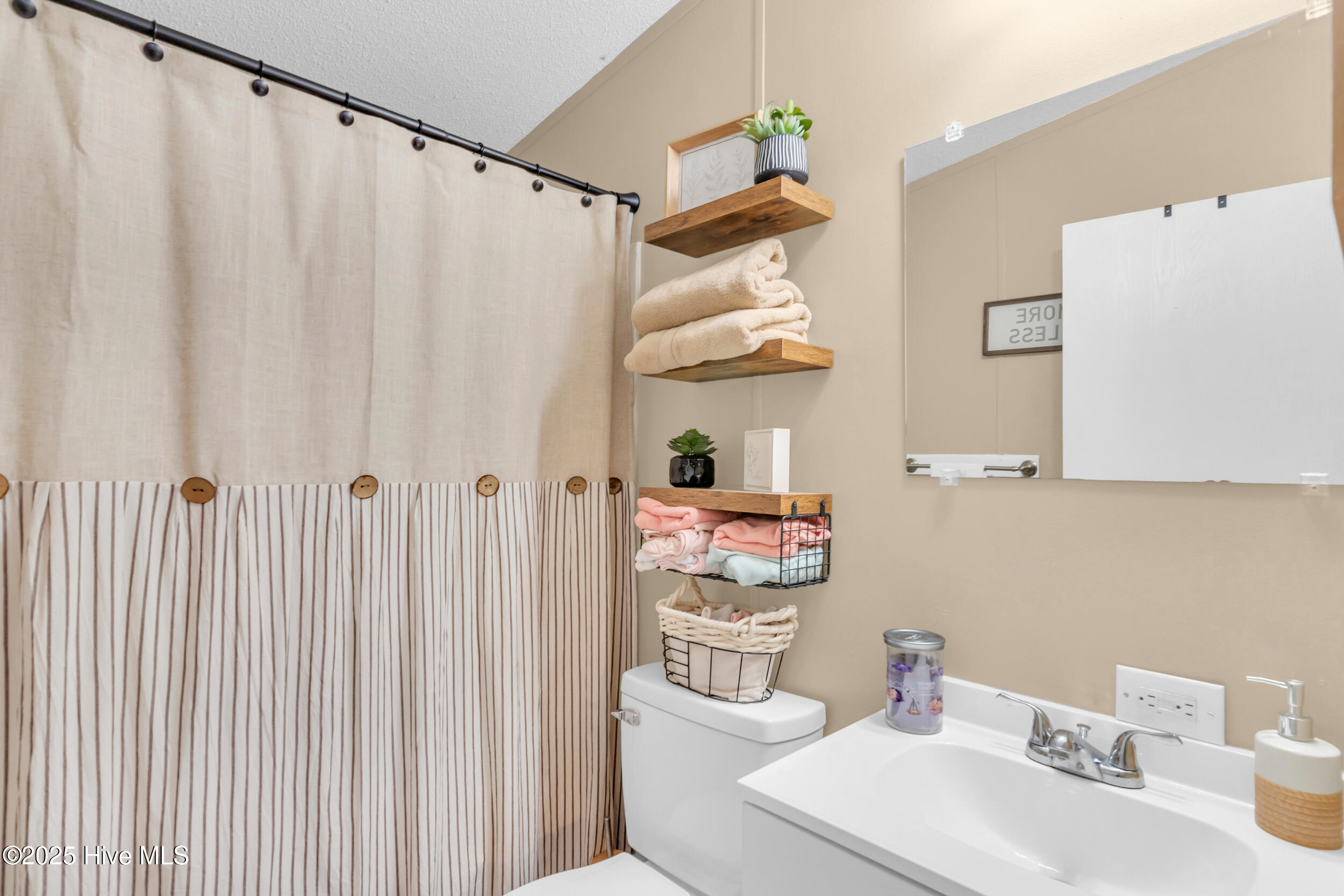 100543887 | Photo 24