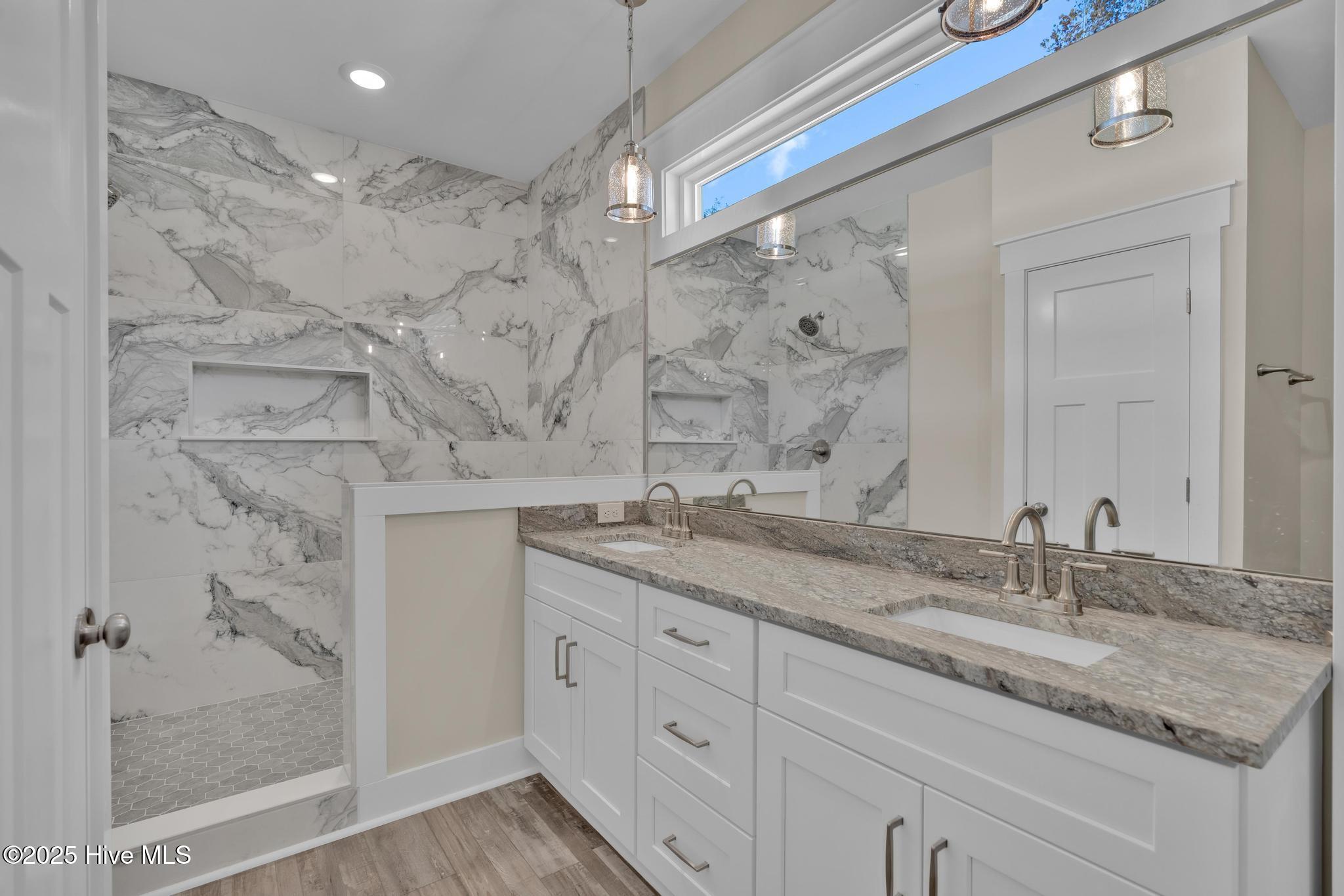 100527490 | Photo 22