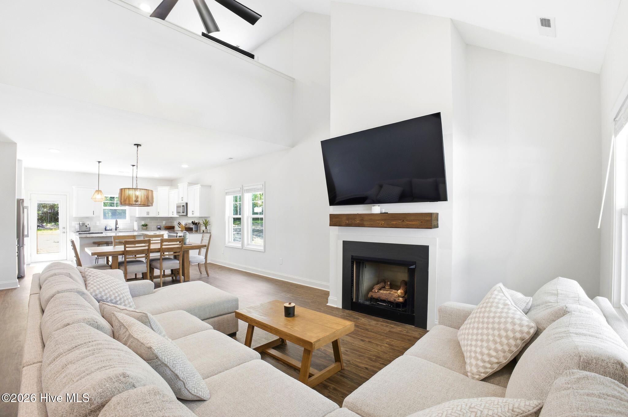 100568135 | Photo 19