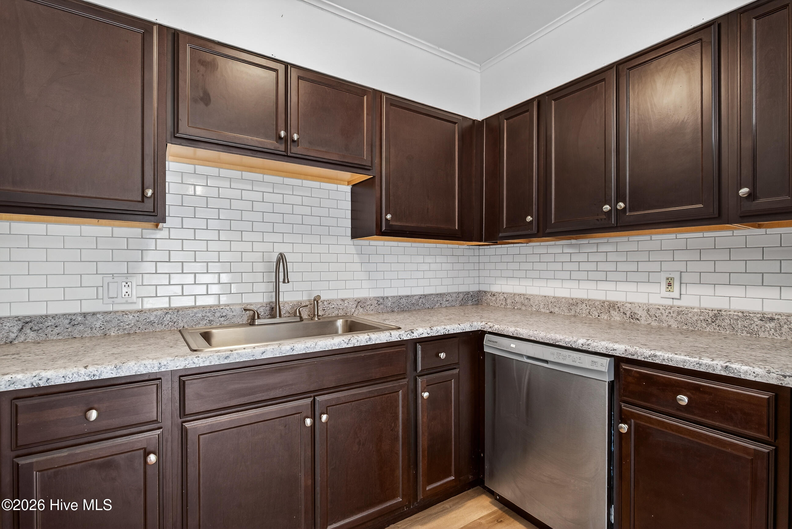 100550516 | Photo 11