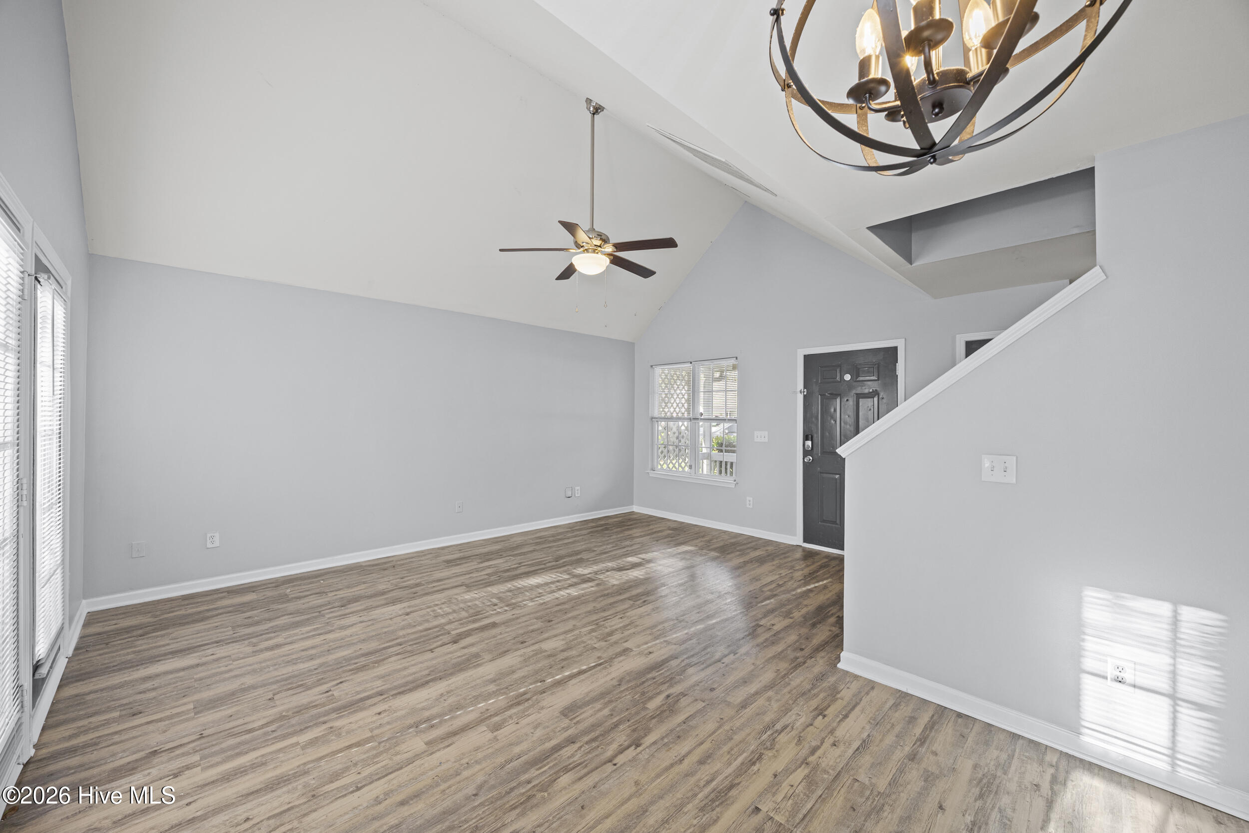 100561010 | Photo 10