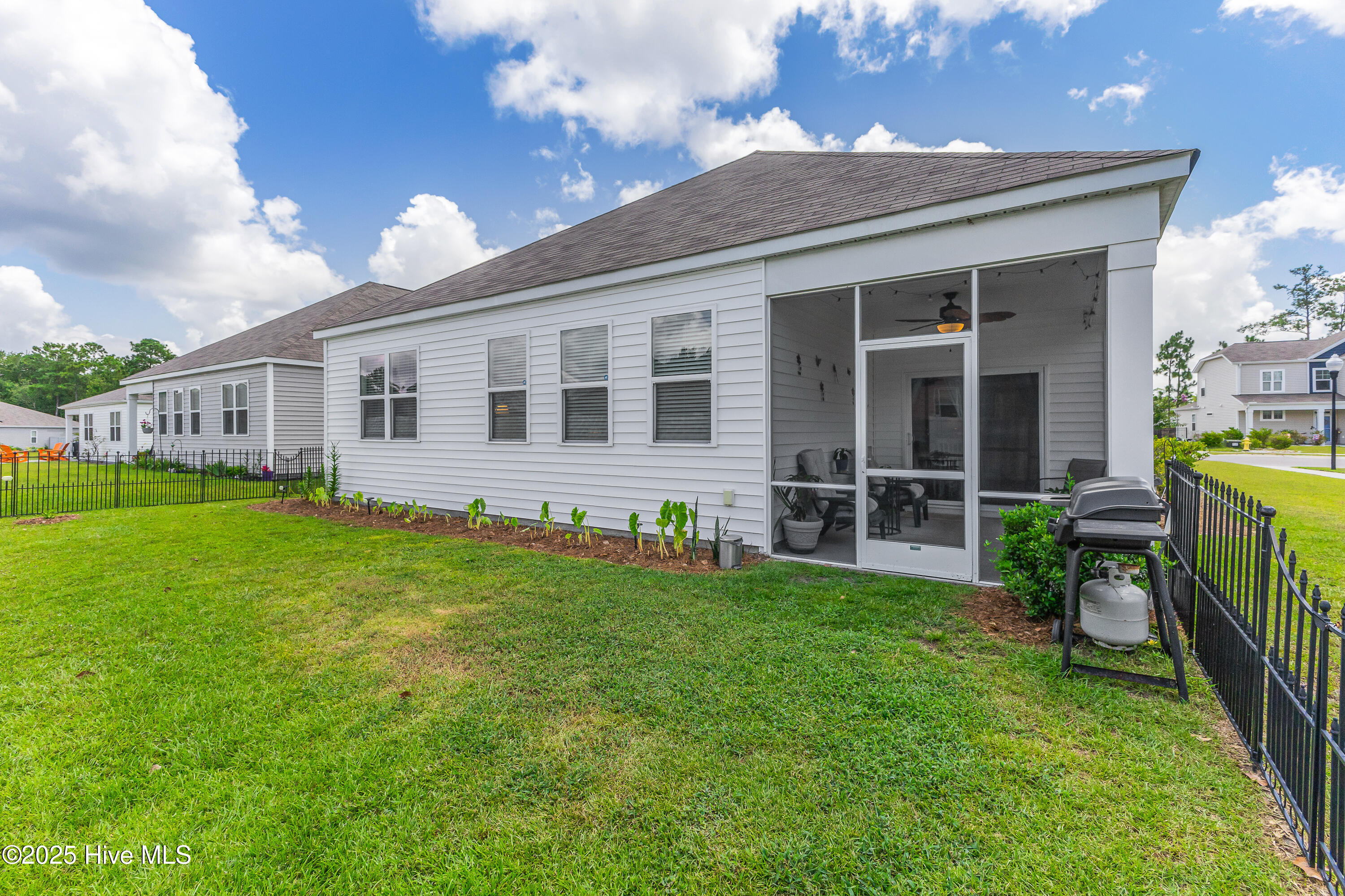 100521011 | Photo 28