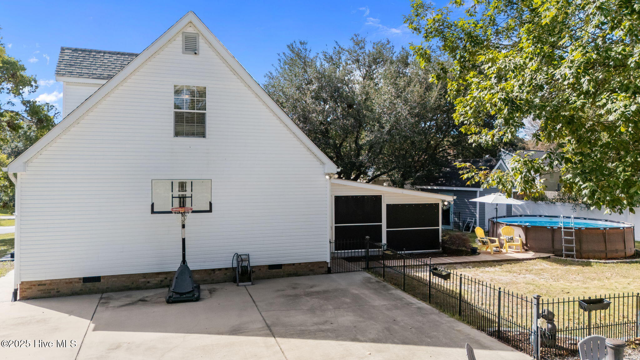 100533050 | Photo 50