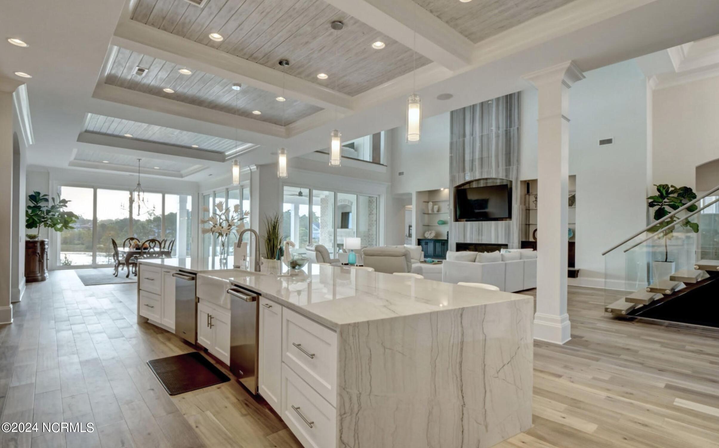 100438383 | Photo 22