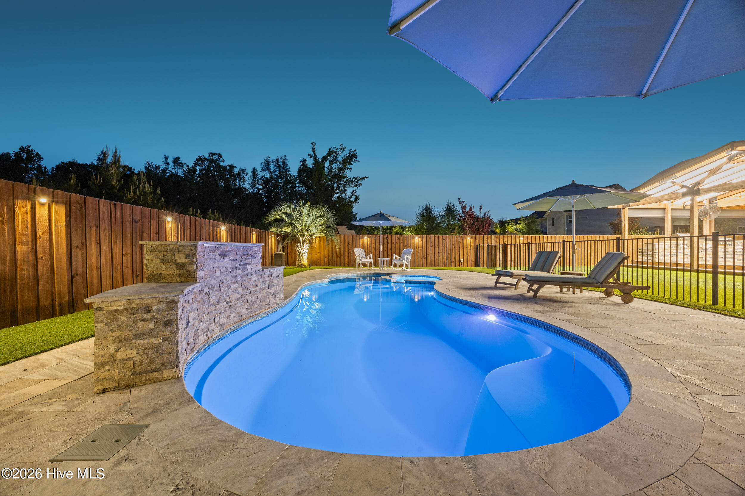 100566940 | Photo 111