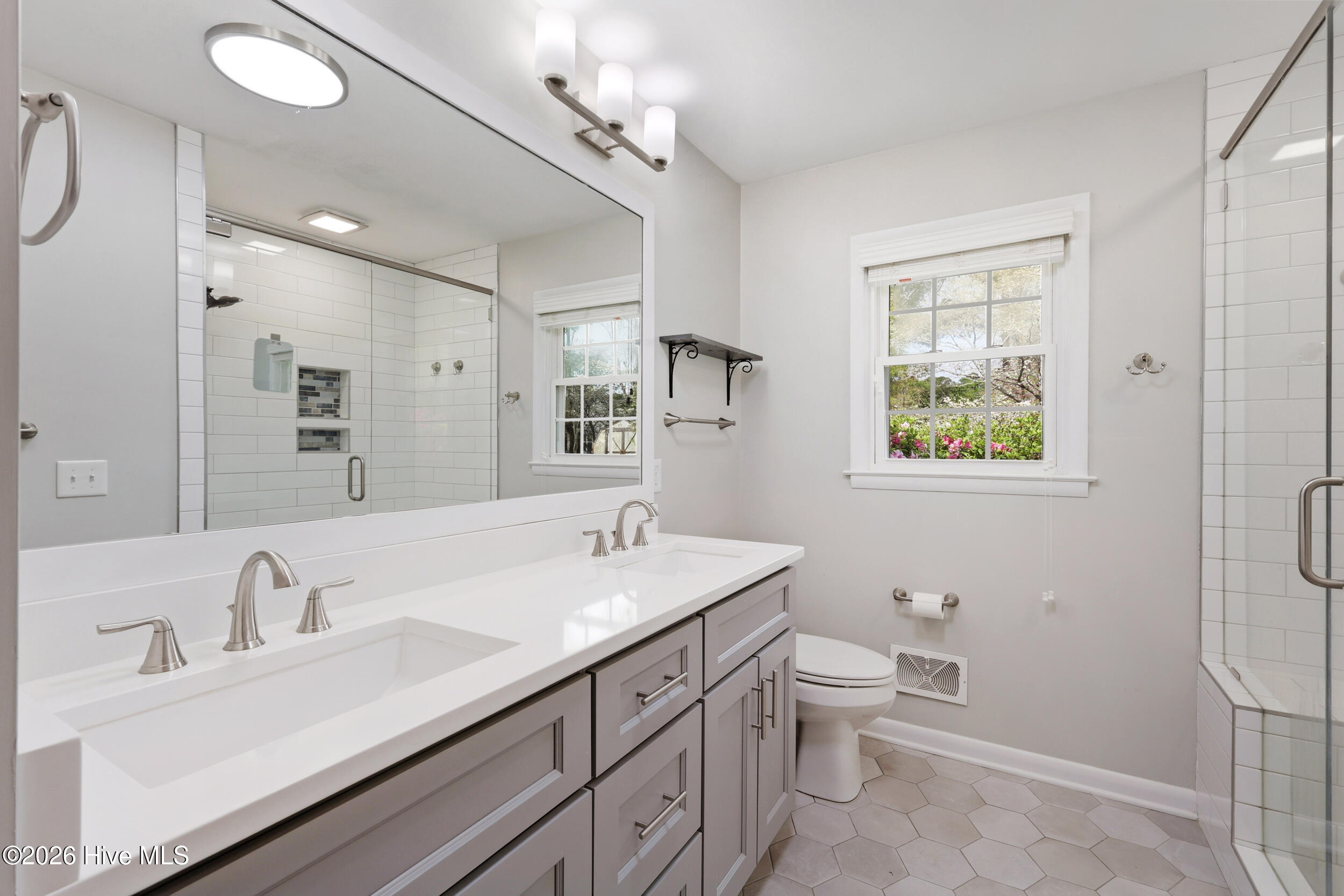 100564649 | Photo 11