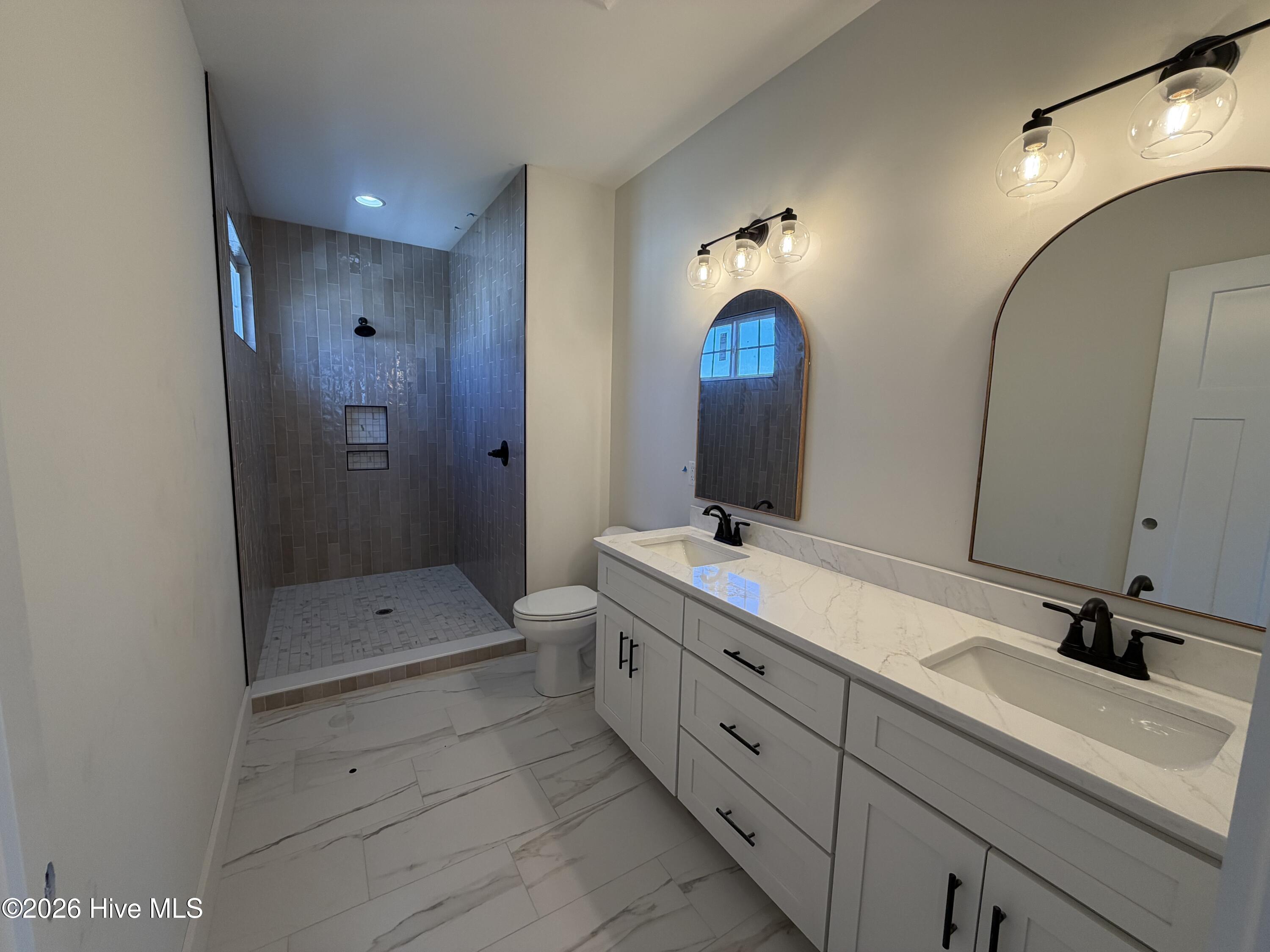 100559607 | Photo 30