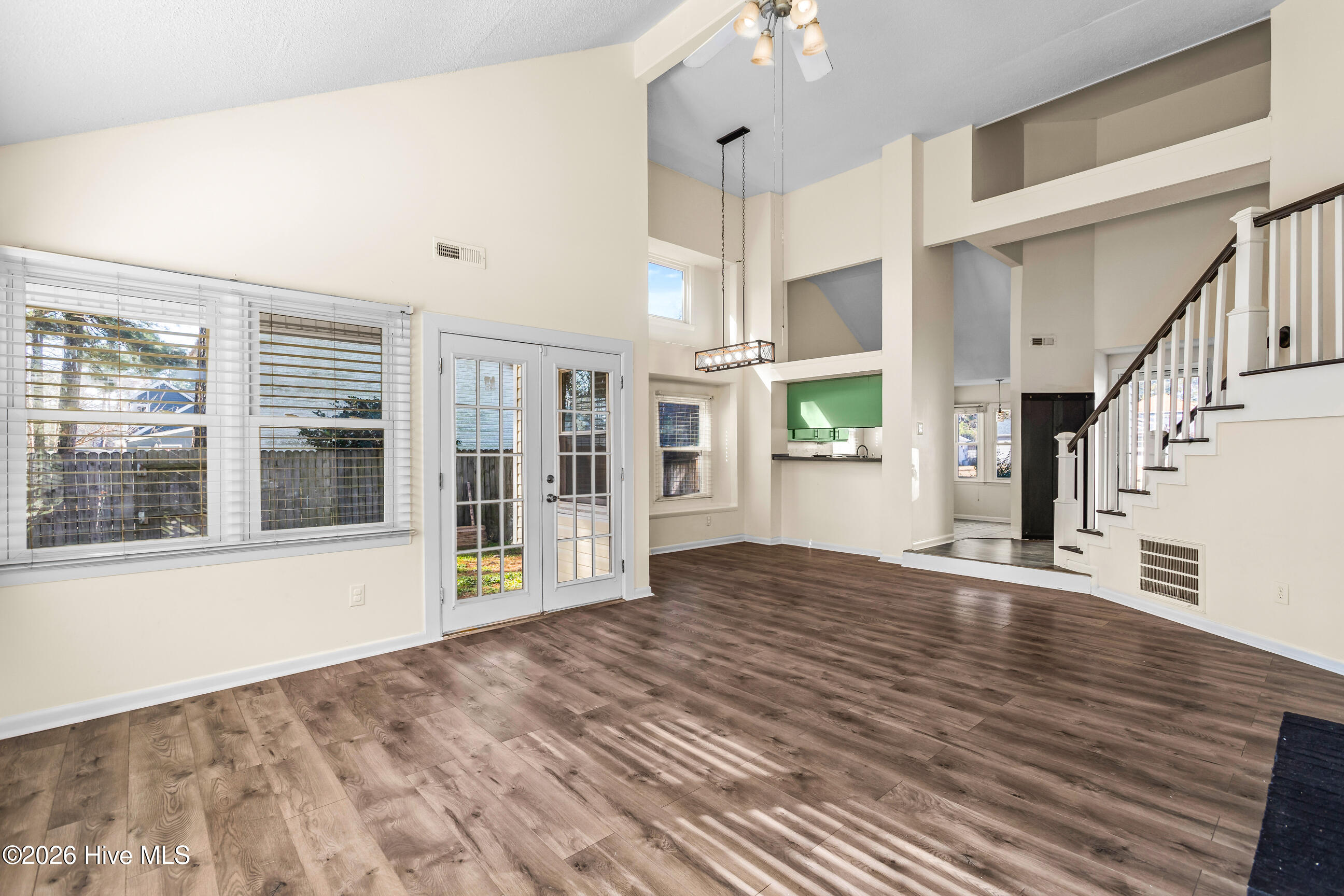 100550983 | Photo 11