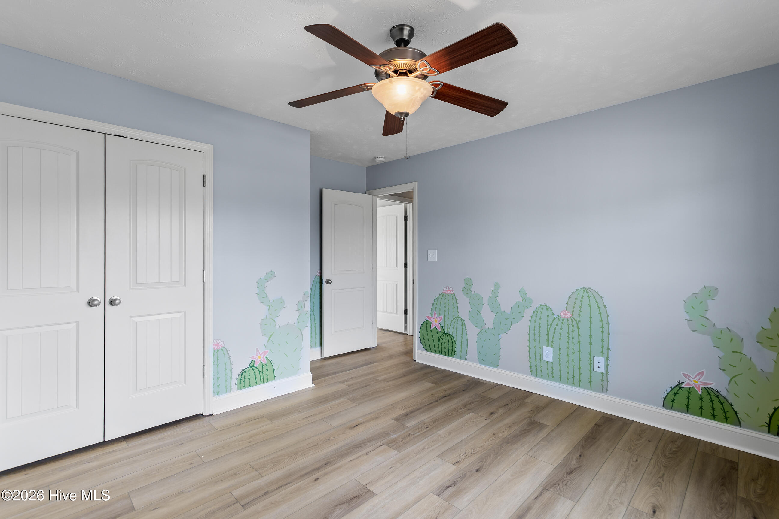 100570395 | Photo 23