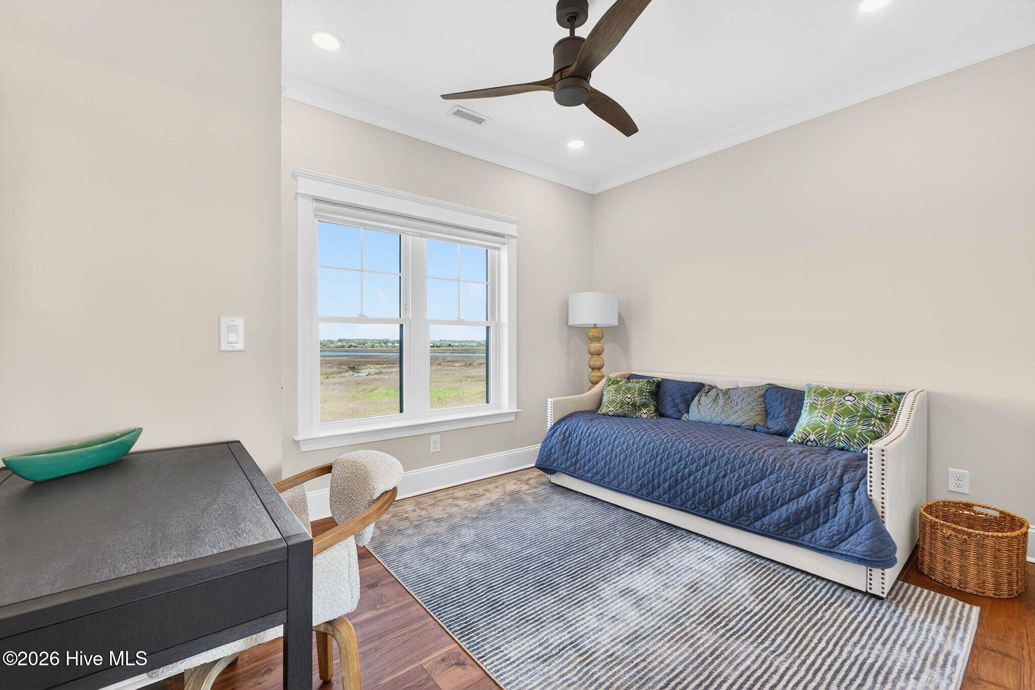 100561334 | Photo 51