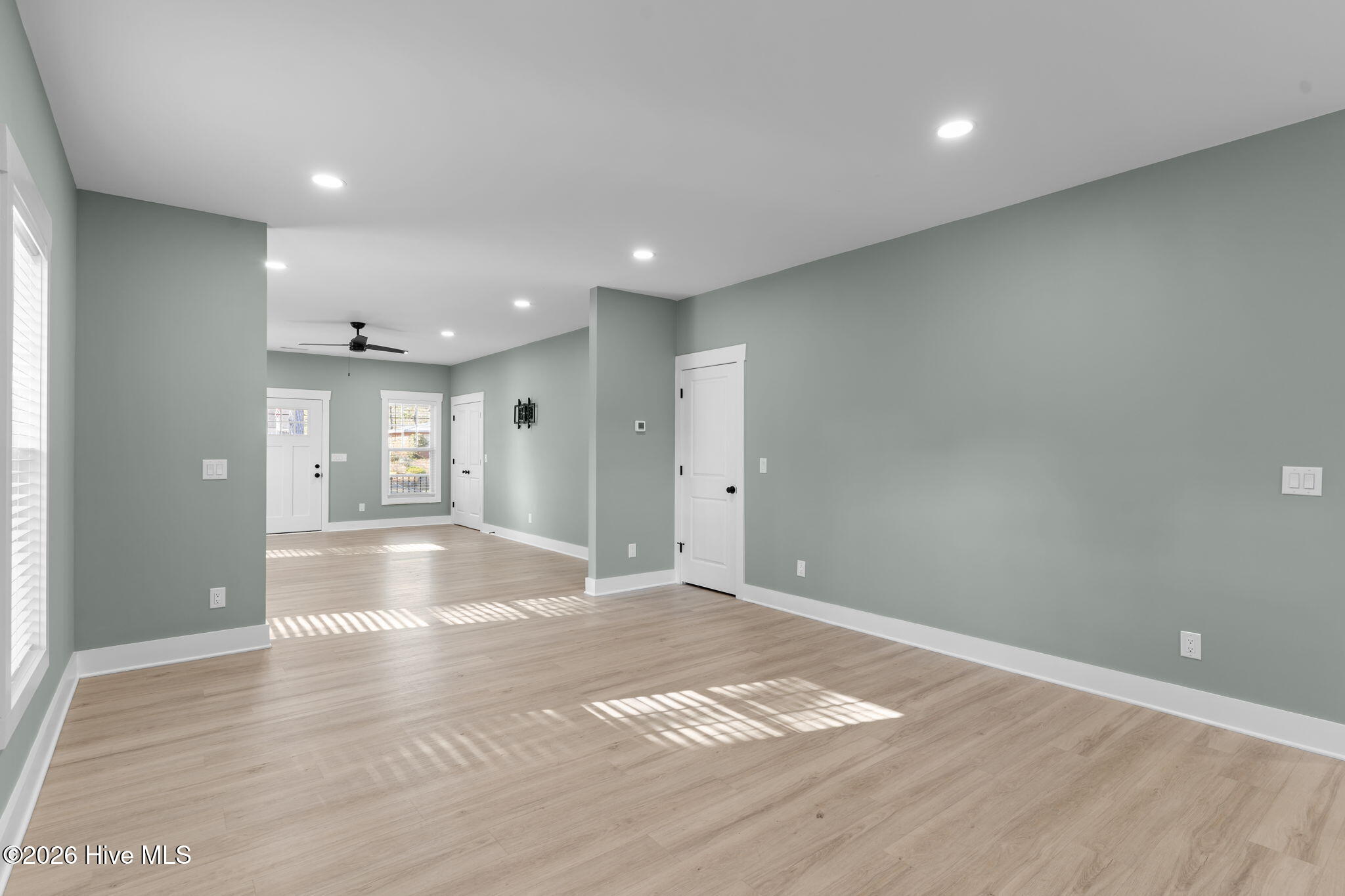 100548399 | Photo 24