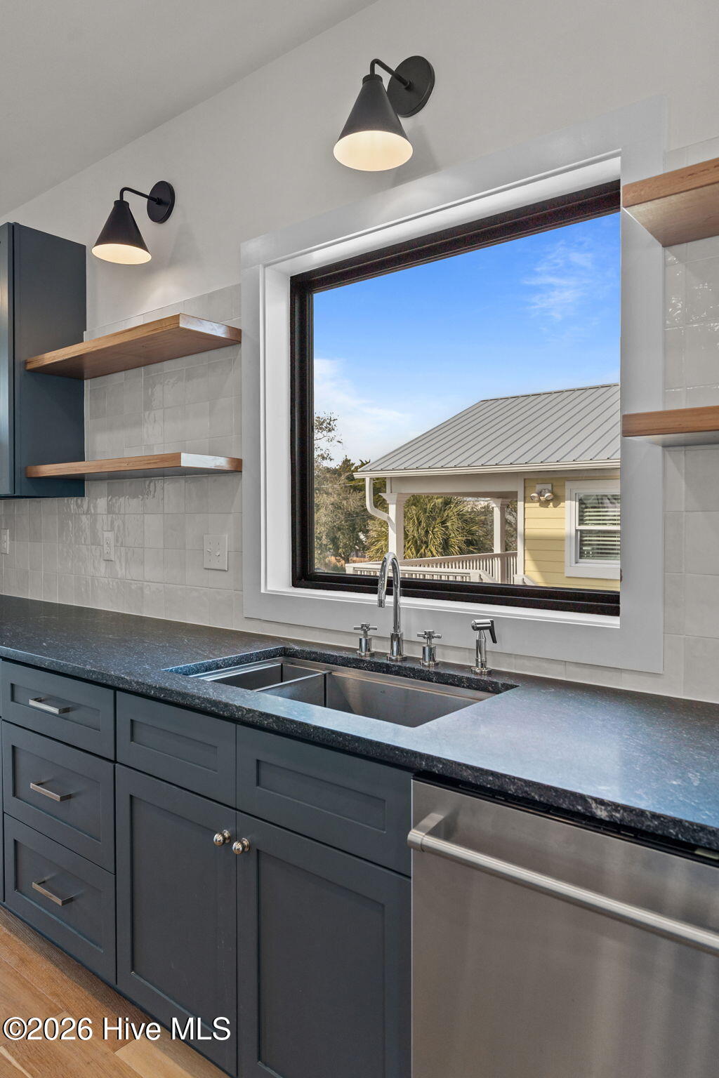 100553287 | Photo 24