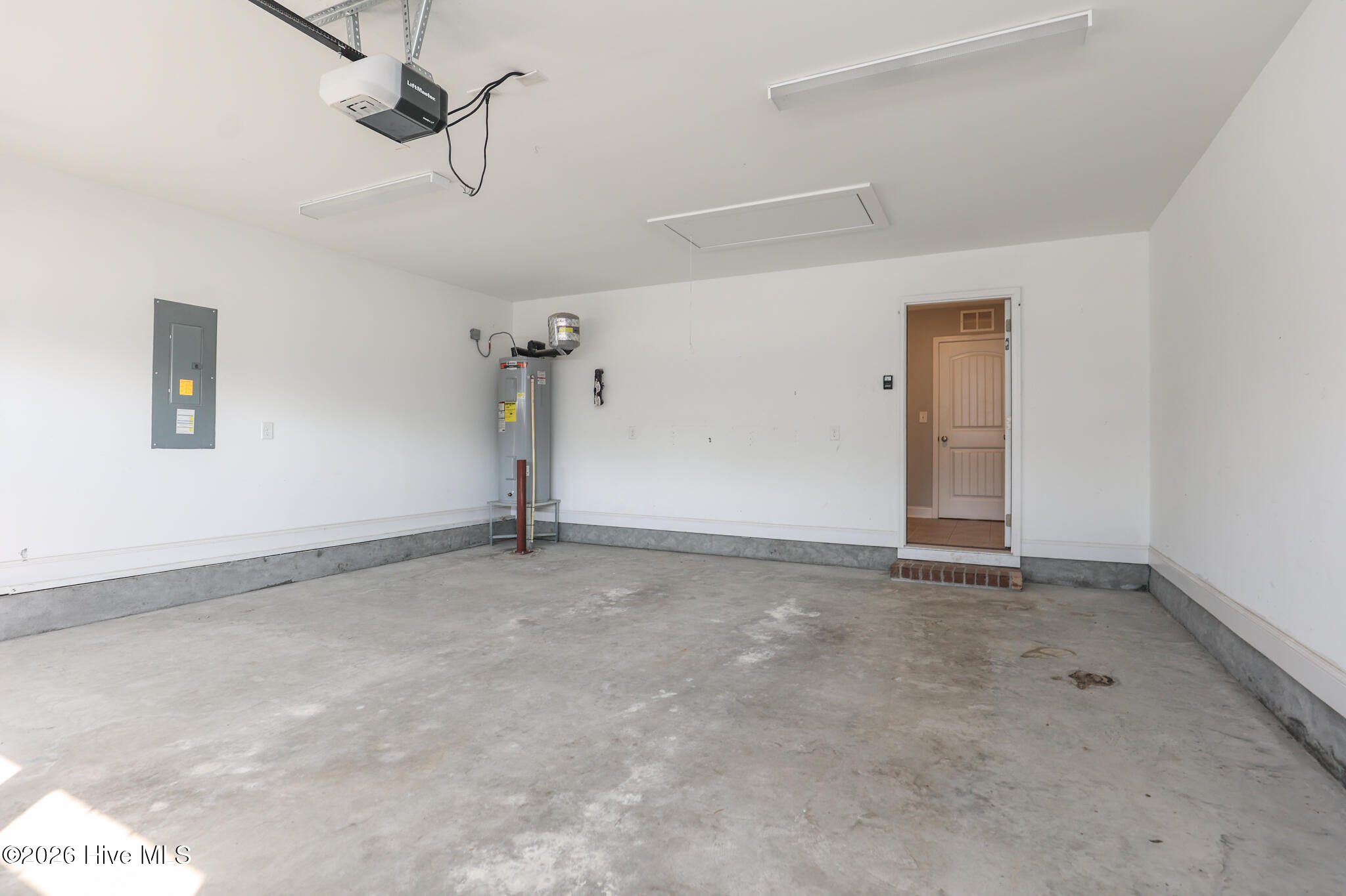 100559393 | Photo 36