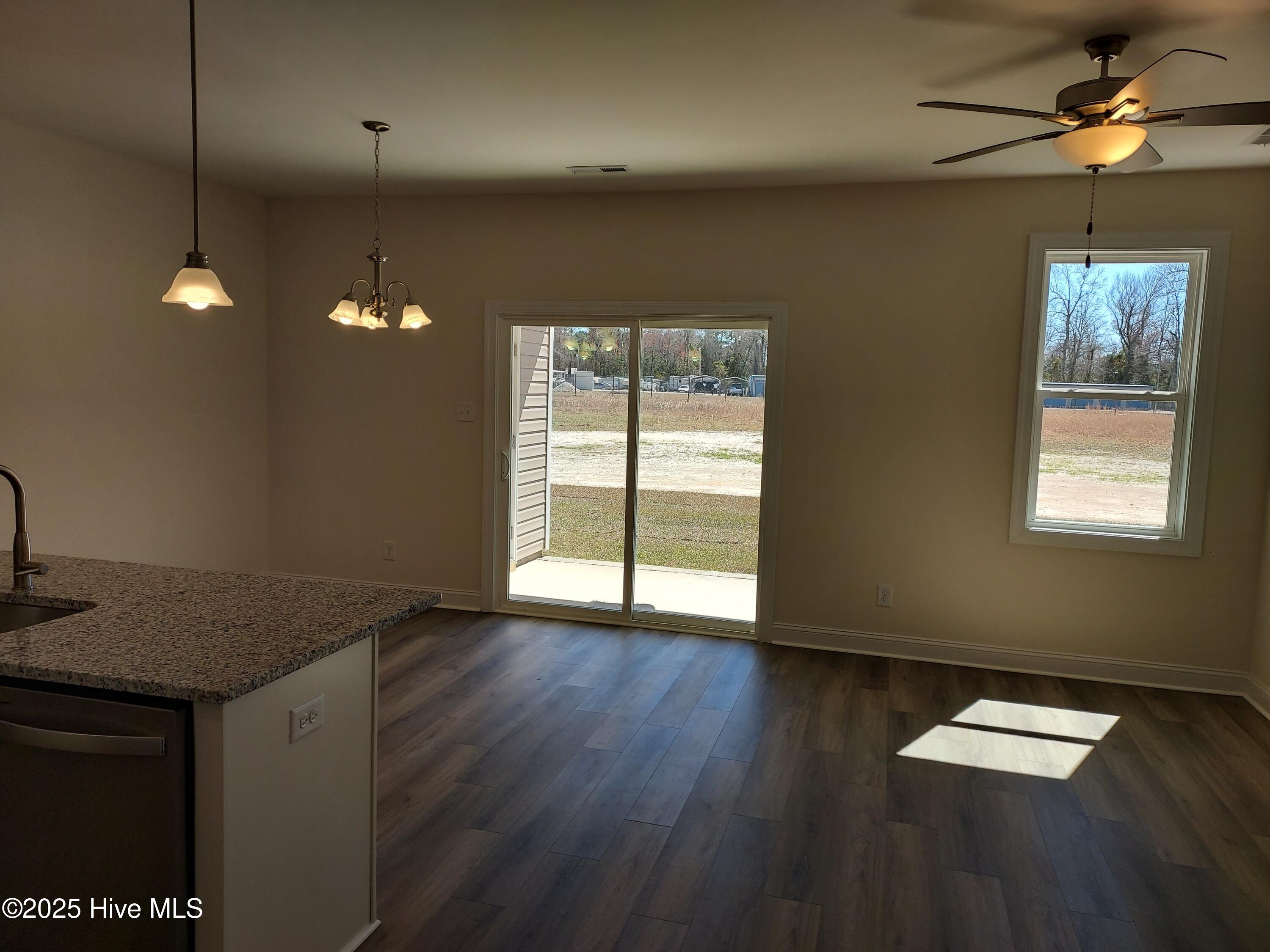 100506844 | Photo 11