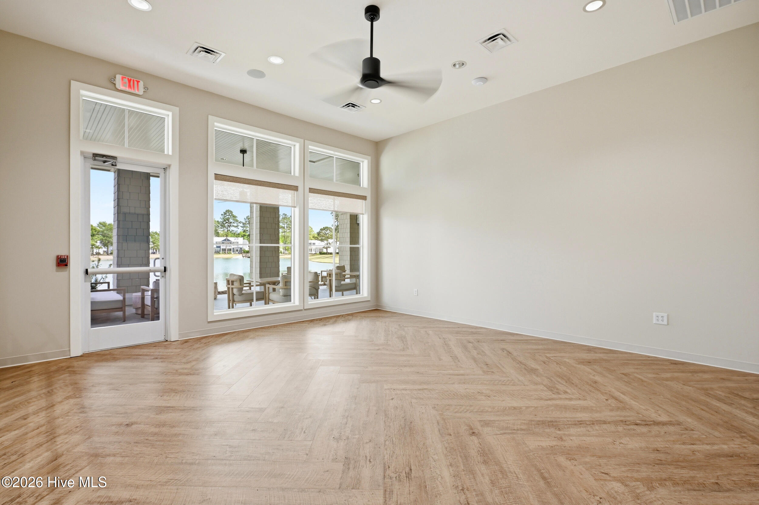 100567855 | Photo 77