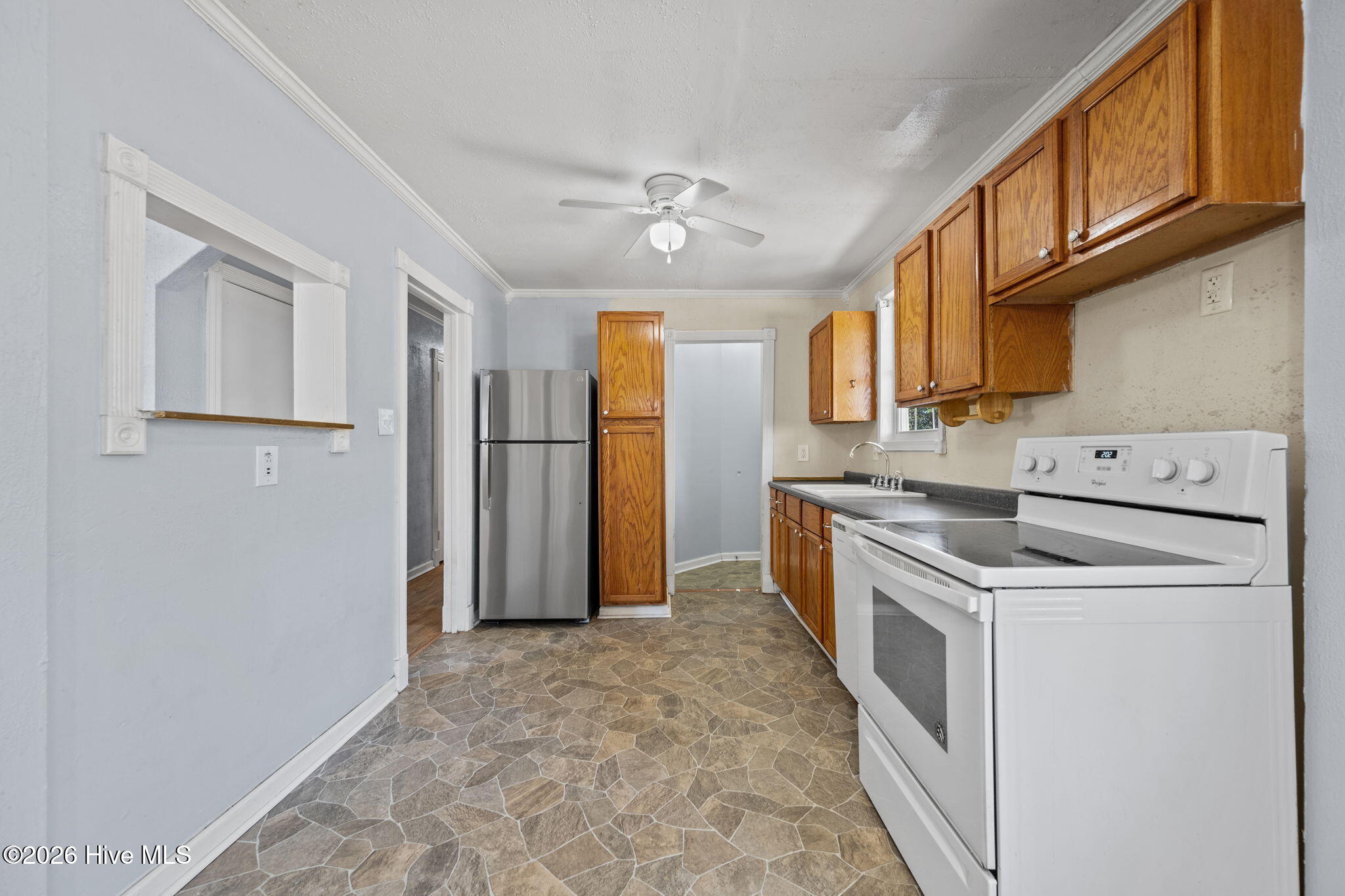 100562753 | Photo 14