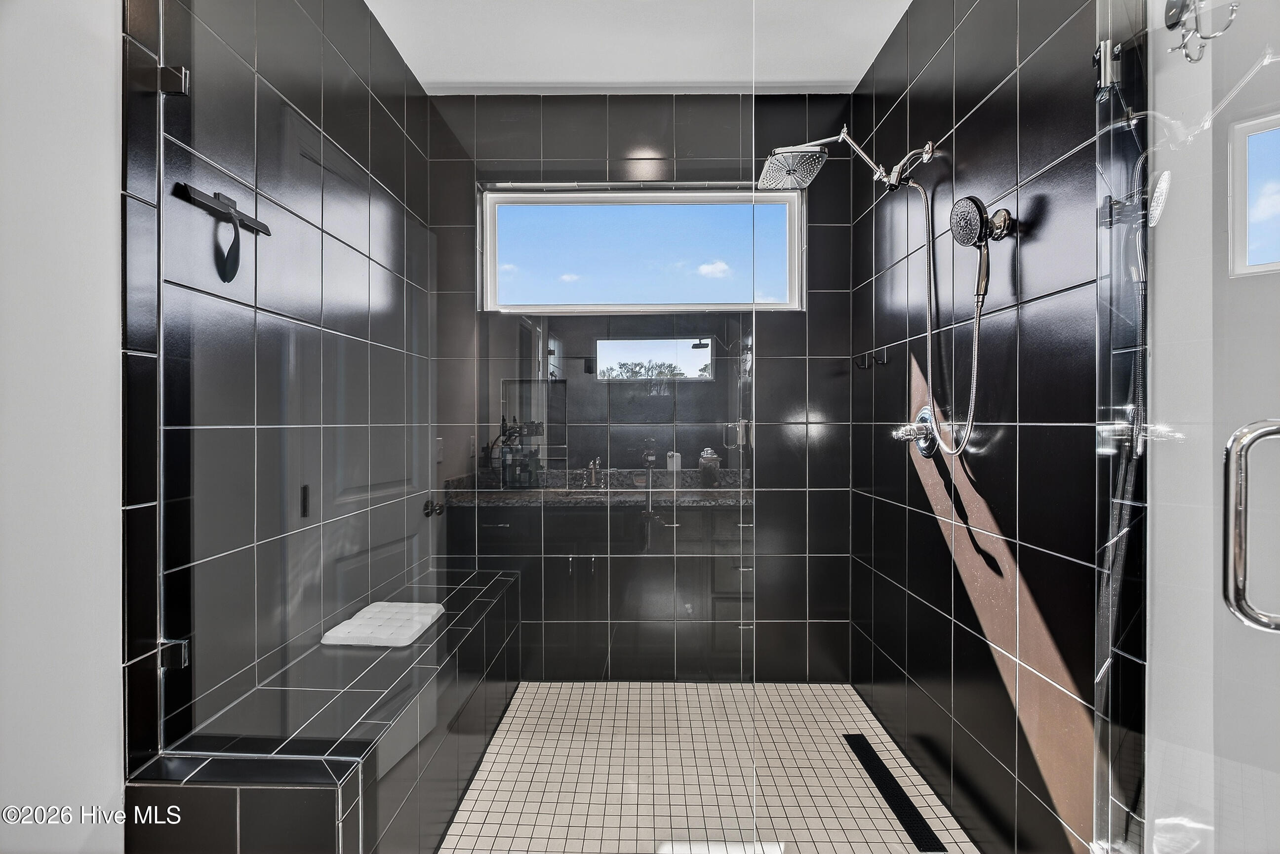 100561338 | Photo 28