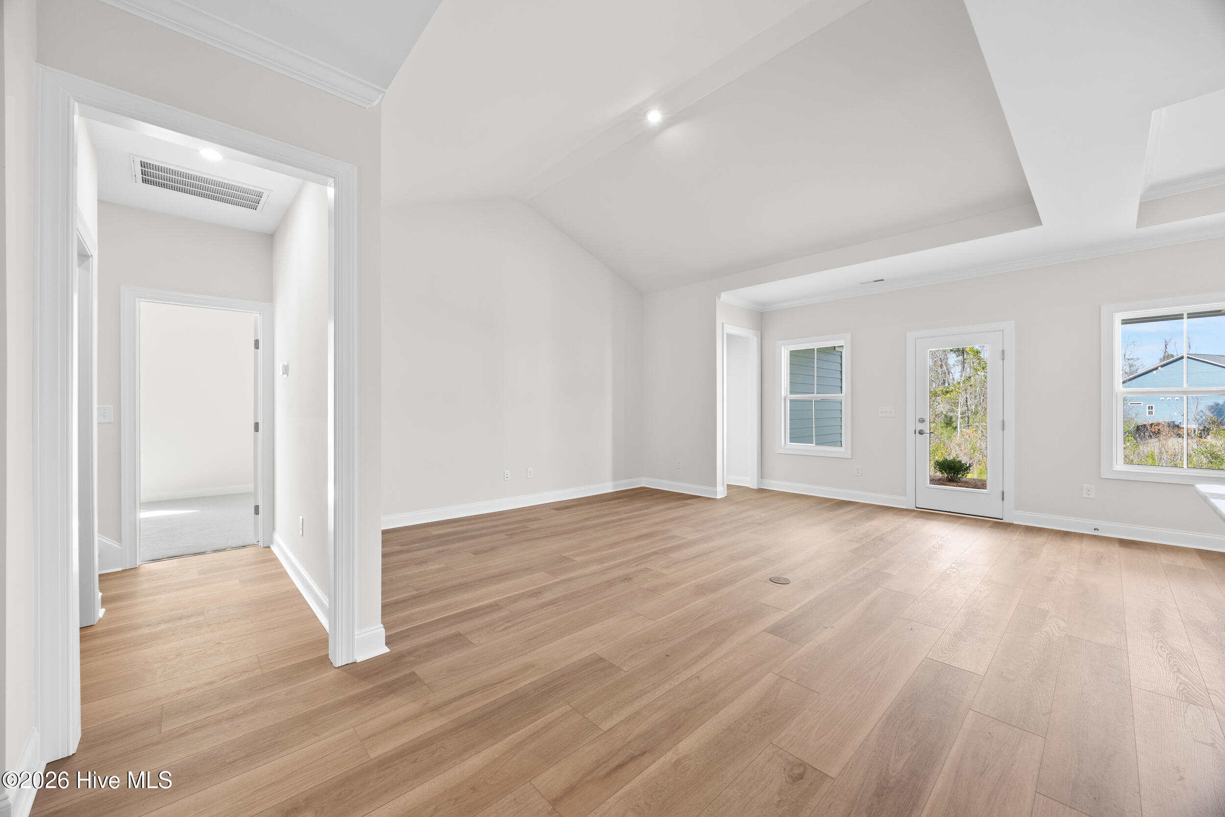 100561825 | Photo 26