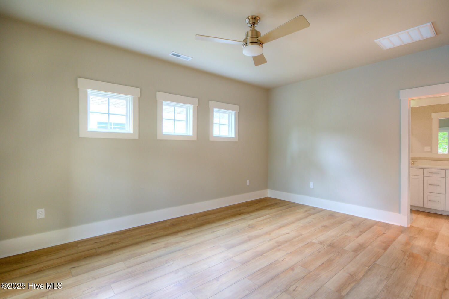 100502885 | Photo 15