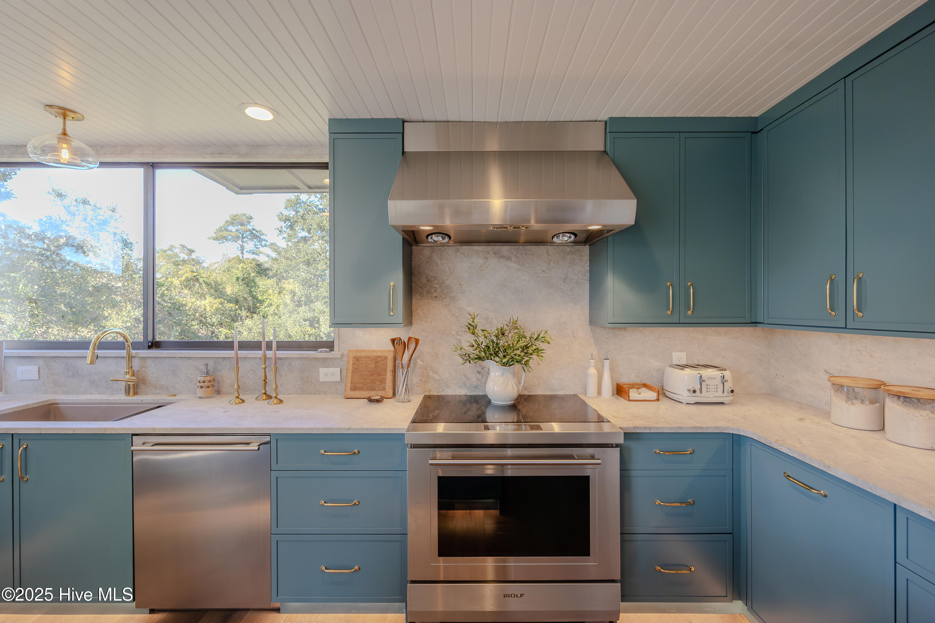 100518193 | Photo 15