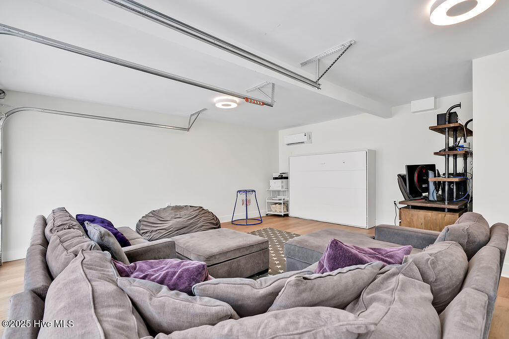 100528025 | Photo 42