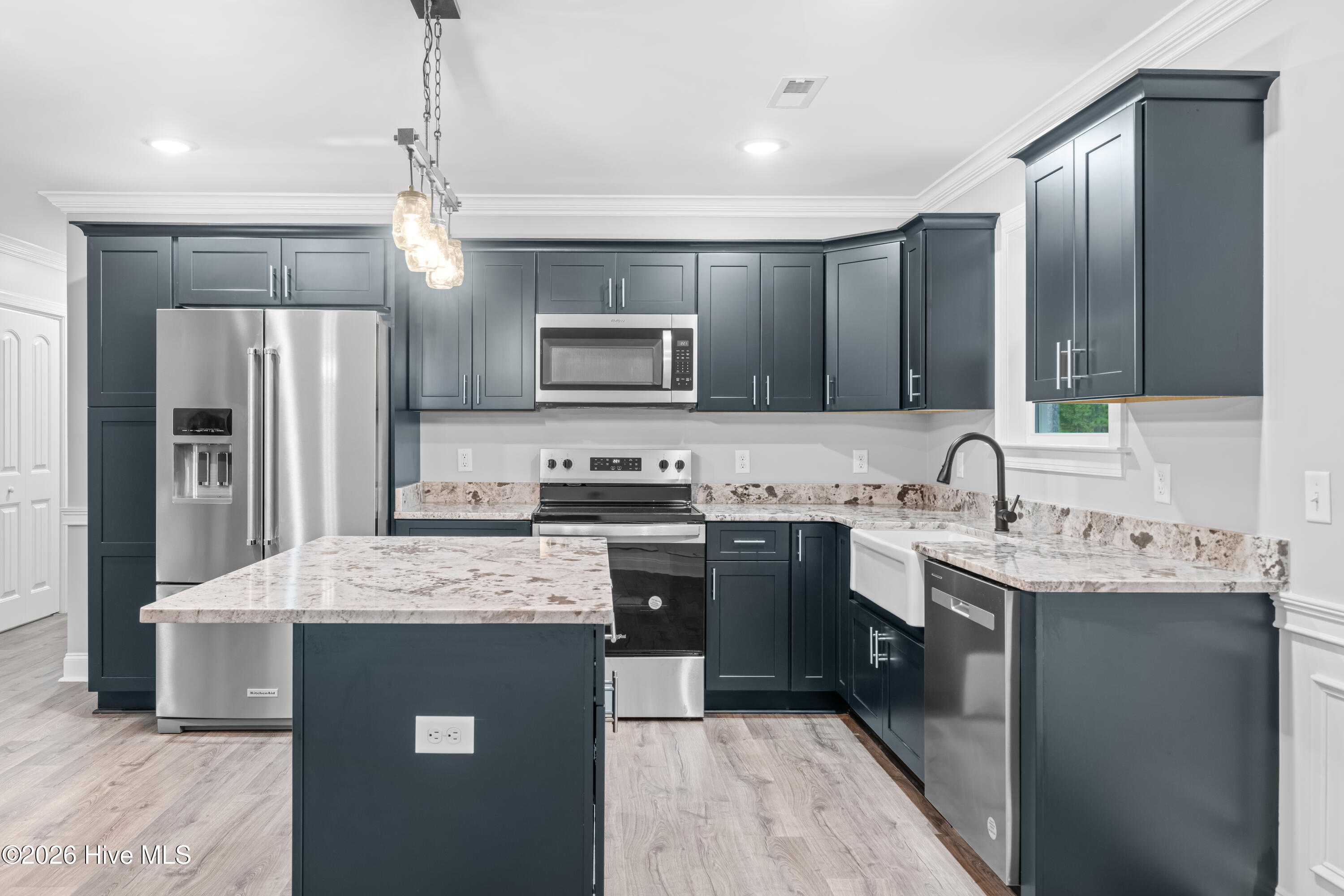 100563983 | Photo 13