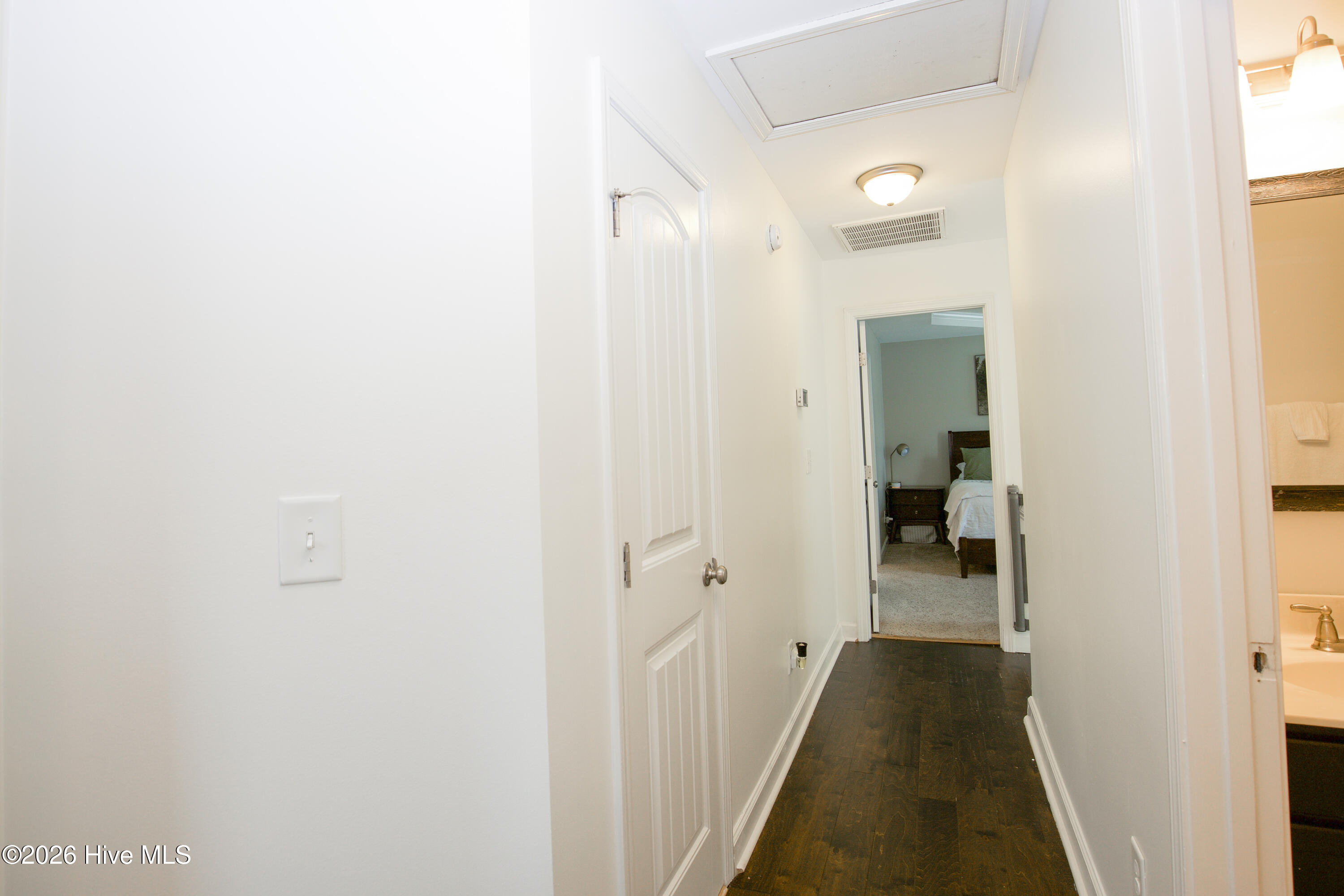 216BlueBay_53_Hallway_ToPrimaryBedroom