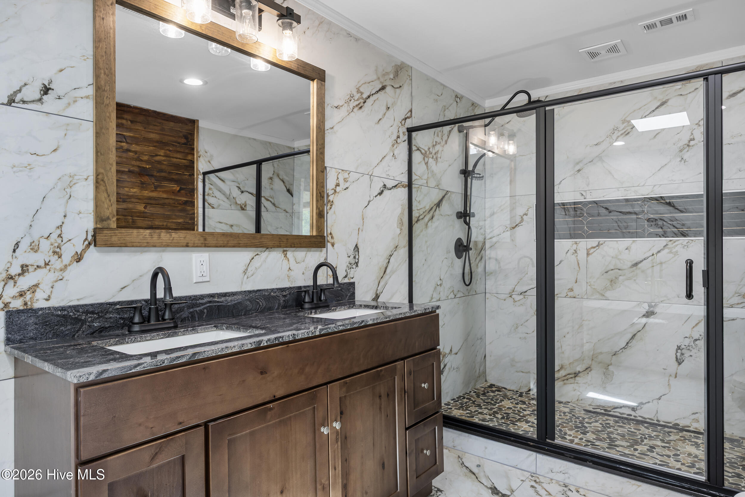 100568945 | Photo 40