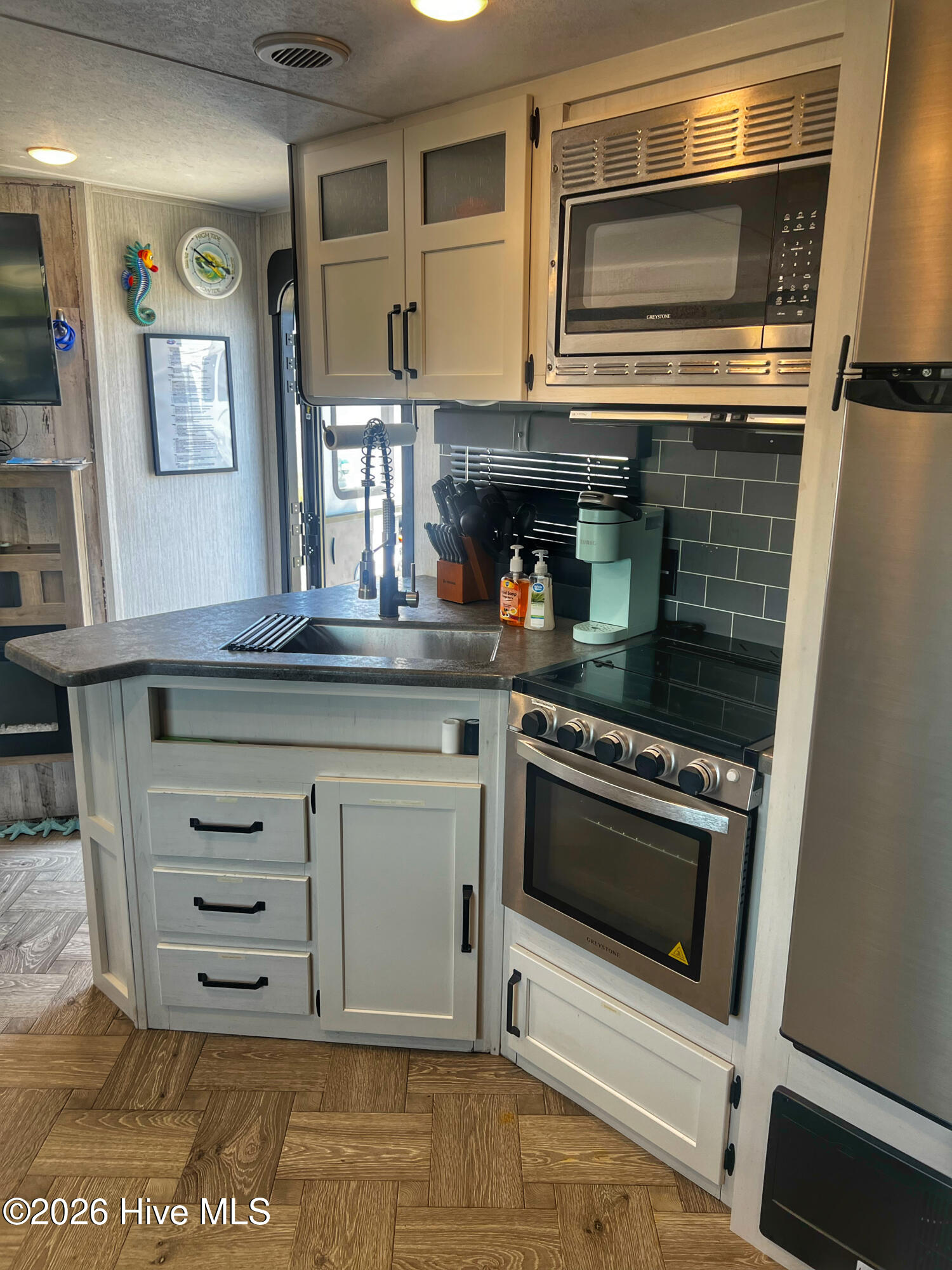 100562854 | Photo 18