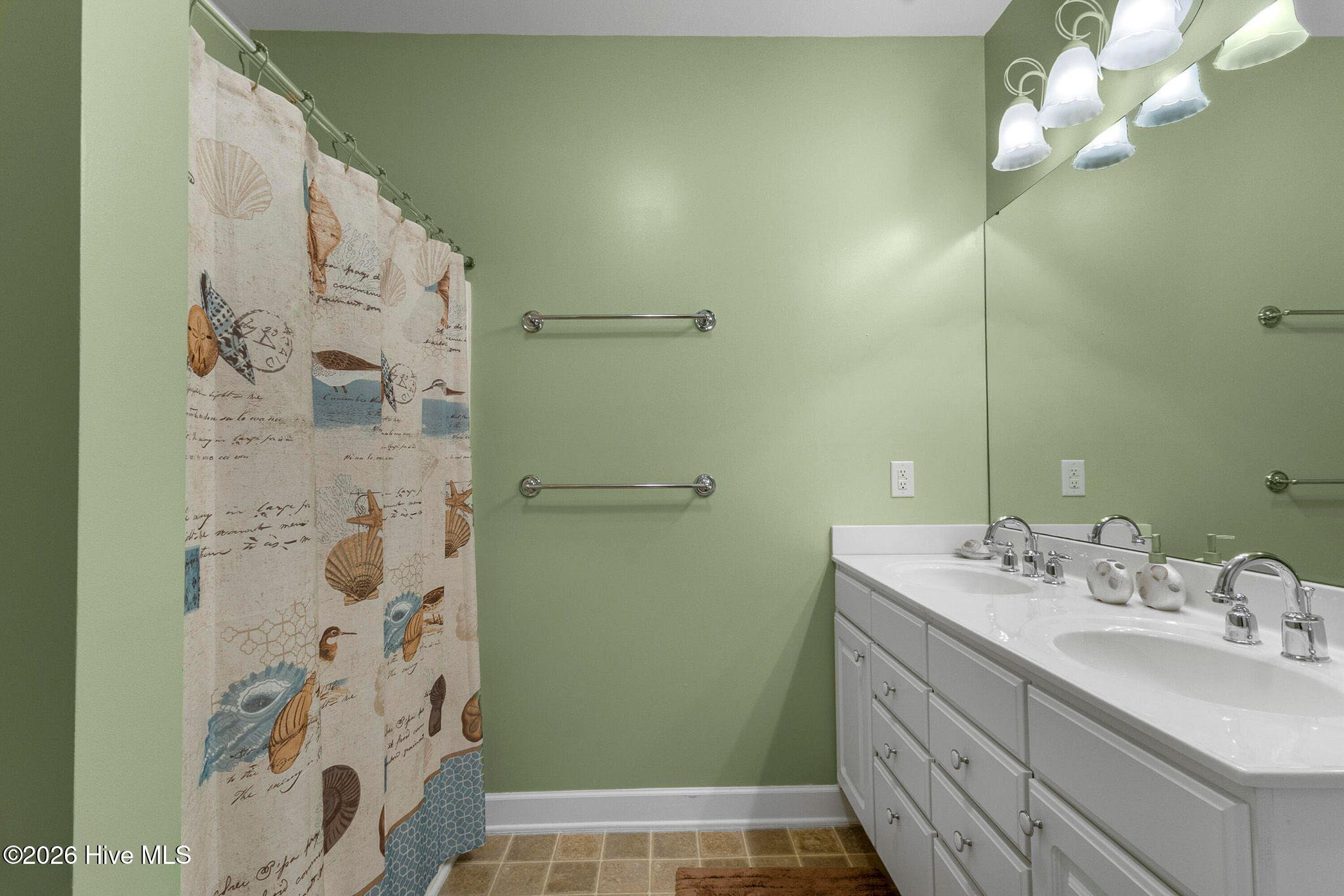 100548445 | Photo 14